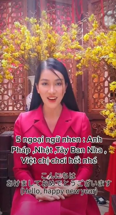 Á hậu Phương Anh gây chú ý khi chúc Tết bằng nhiều thứ tiếng.