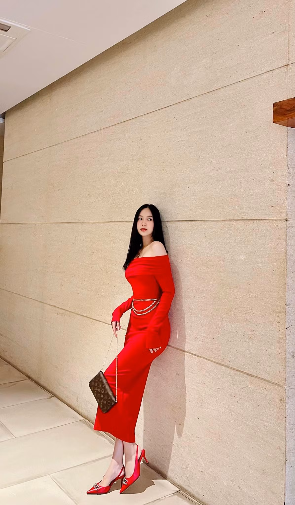 Người đẹp phối đồ ton-sur-ton, tôn lên vẻ sang trọng và quyến rũ.
