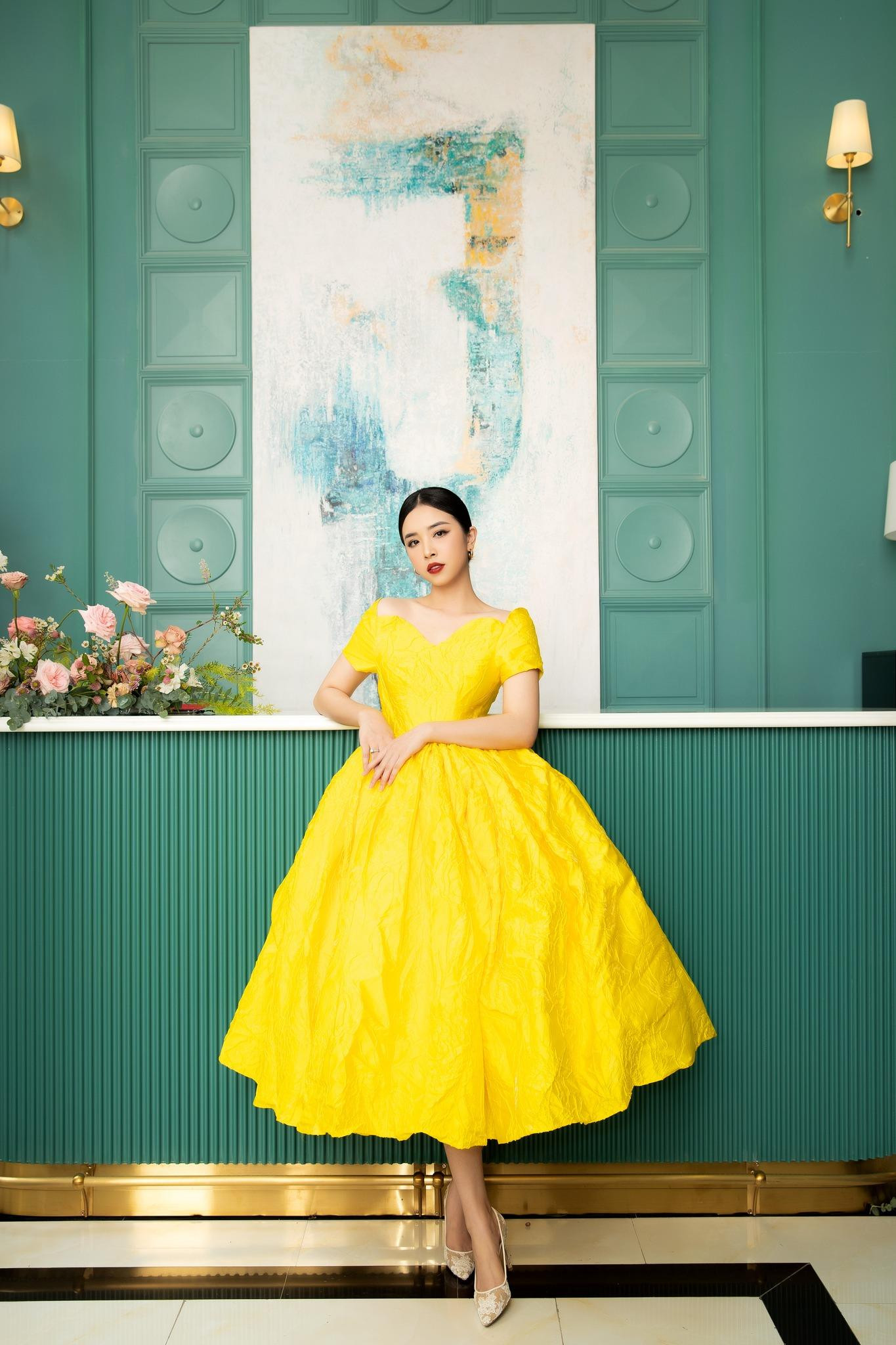 Á hậu Thúy An đẹp yêu kiều như nàng tiểu thư với bộ váy xòe tông màu vàng.