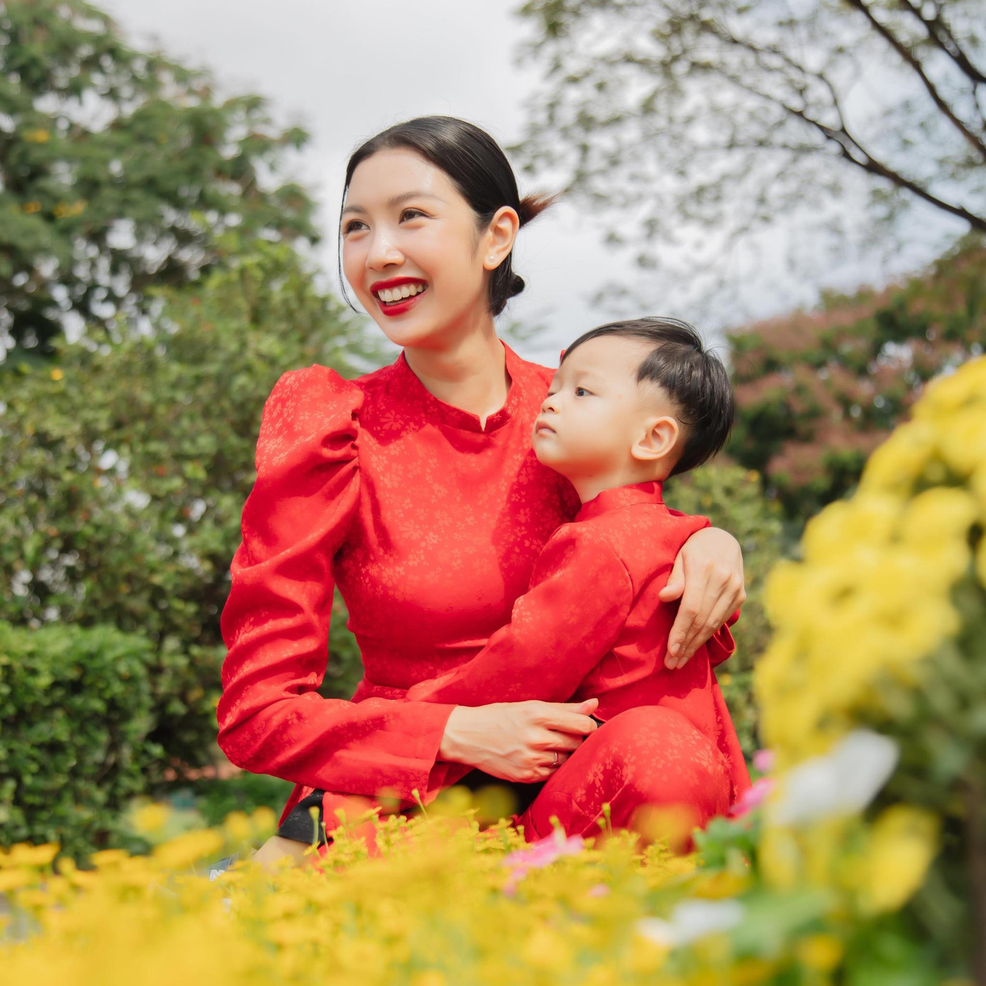 Á hậu Thuý Vân và cậu quý tử diện đồ đôi đón năm mới.