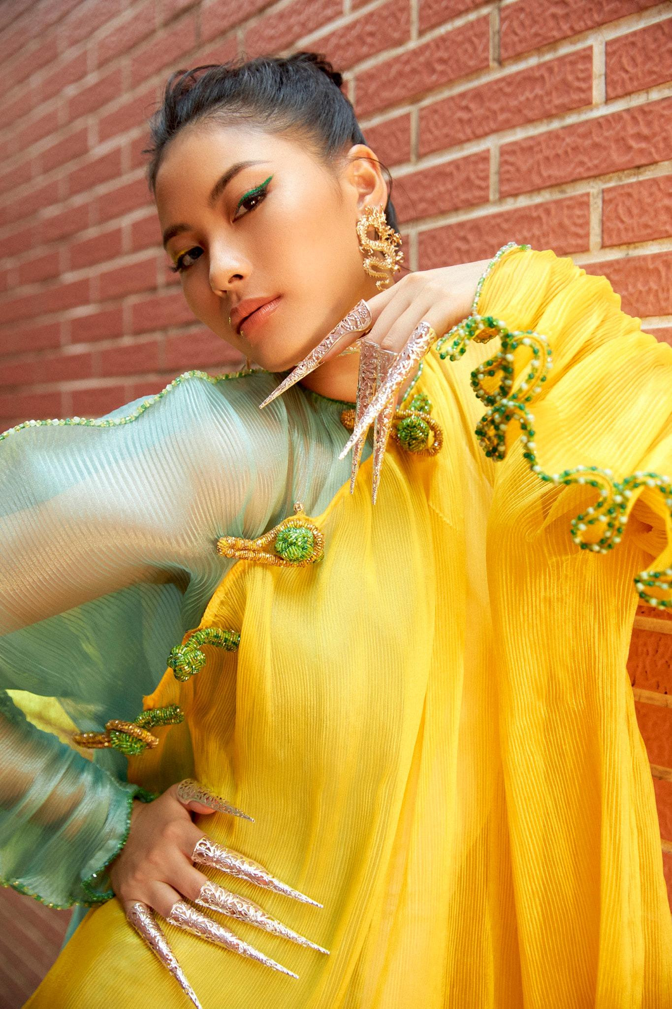 Người đẹp xứ Nghệ mang tới phong cách ma mị, bí ẩn trong bộ ảnh.