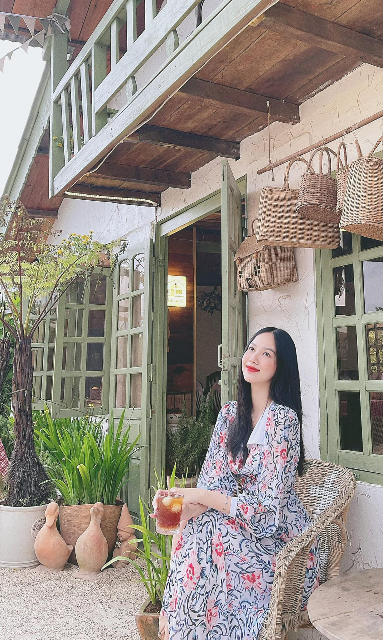 Người đẹp top 5 HHVN 2020 Phương Quỳnh đẹp như 'nàng thơ' khi tận hưởng khoảnh khắc thư giãn đầu năm mới.