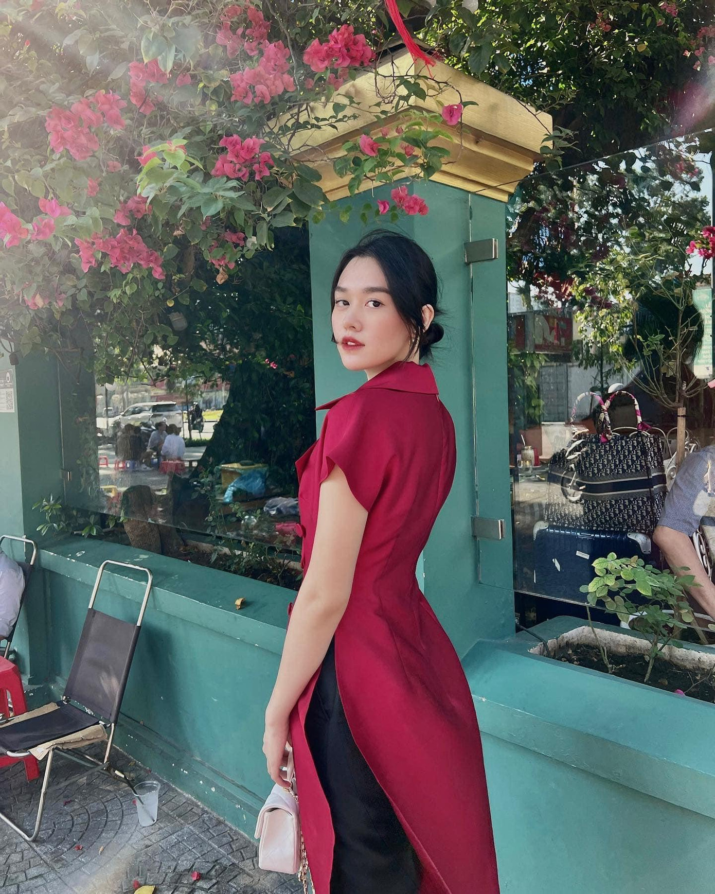 Á hậu Tường San kiêu sa, đài các với áo dài cách tân tông màu đỏ sẫm.