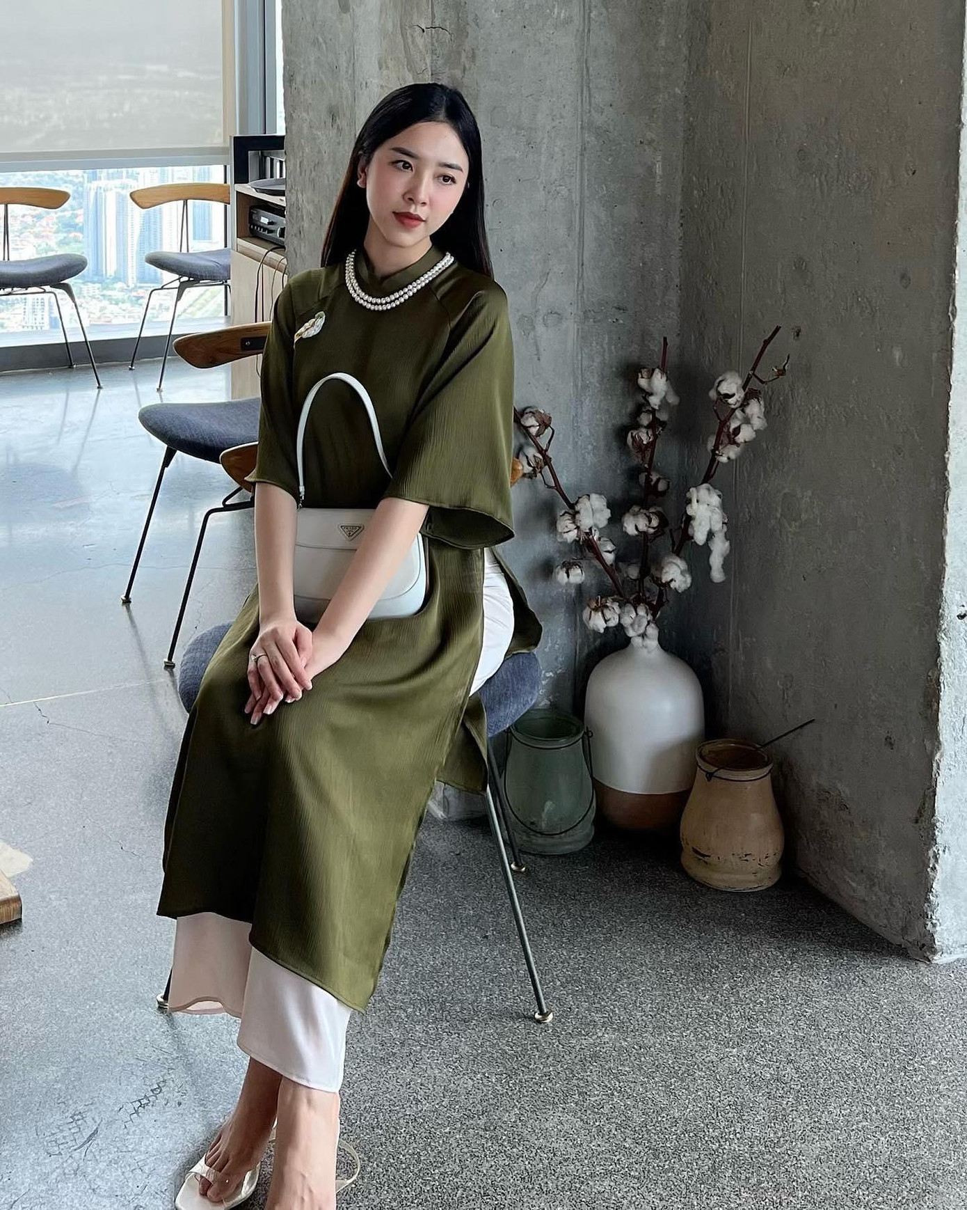 Á hậu Thuý An dịu dàng khi diện áo dài cách tân tông màu xanh nền nã. Á hậu Thuý An dịu dàng khi diện áo dài cách tân tông màu xanh nền nã.