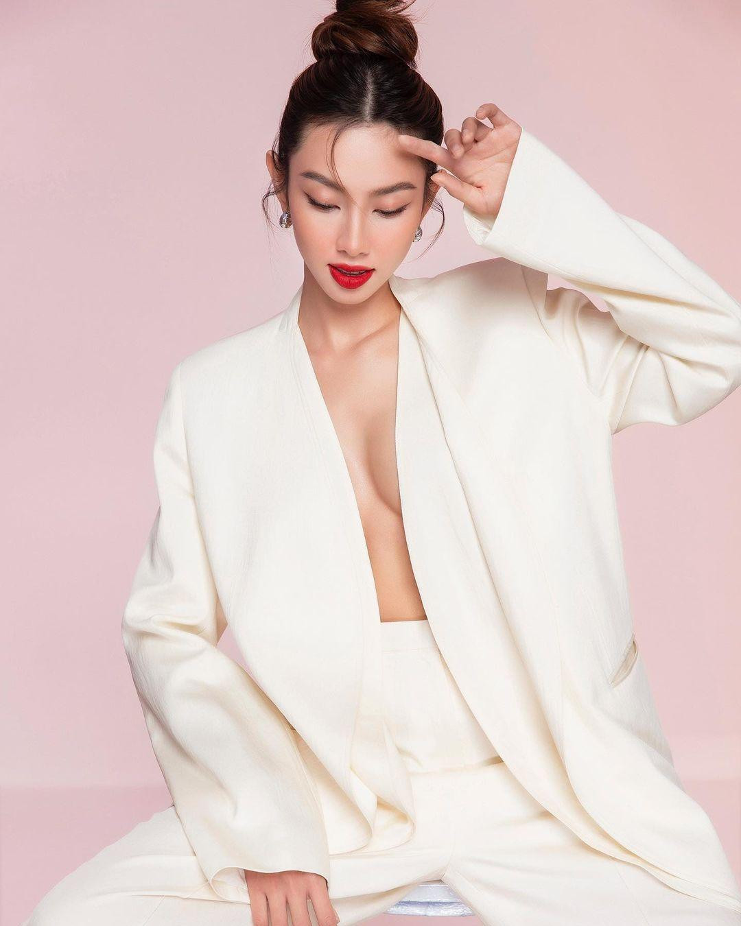 Diện mốt quên nội y cực táo bạo, Thuỳ Tiên khoe trọn vòng một nóng bỏng và quyến rũ. Diện mốt quên nội y cực táo bạo, Thuỳ Tiên khoe trọn vòng một nóng bỏng và quyến rũ.