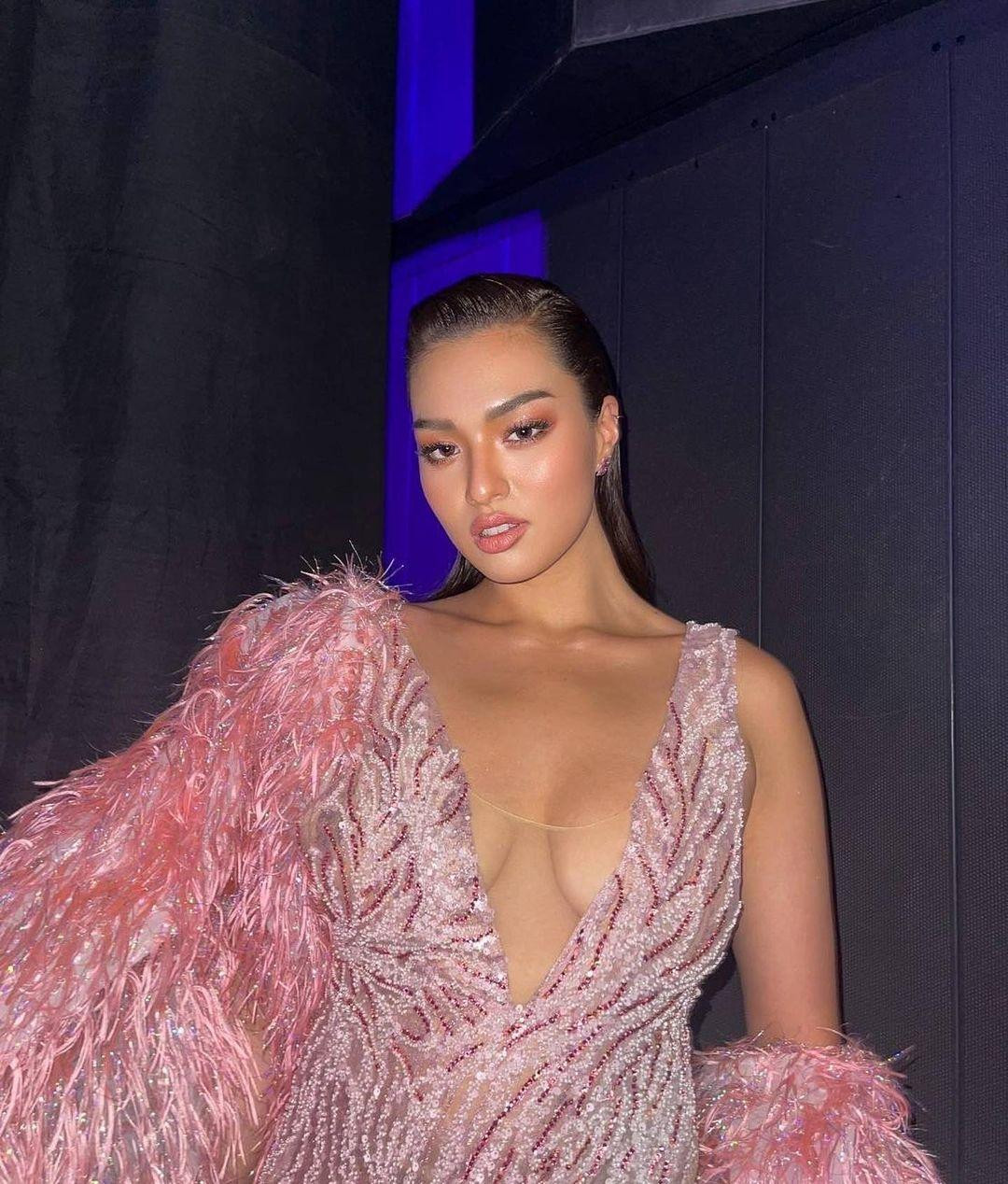 Thiết kế xẻ cổ chữ V táo bạo giúp nàng hậu xinh đẹp khoe vòng một đầy đặn và quyến rũ.