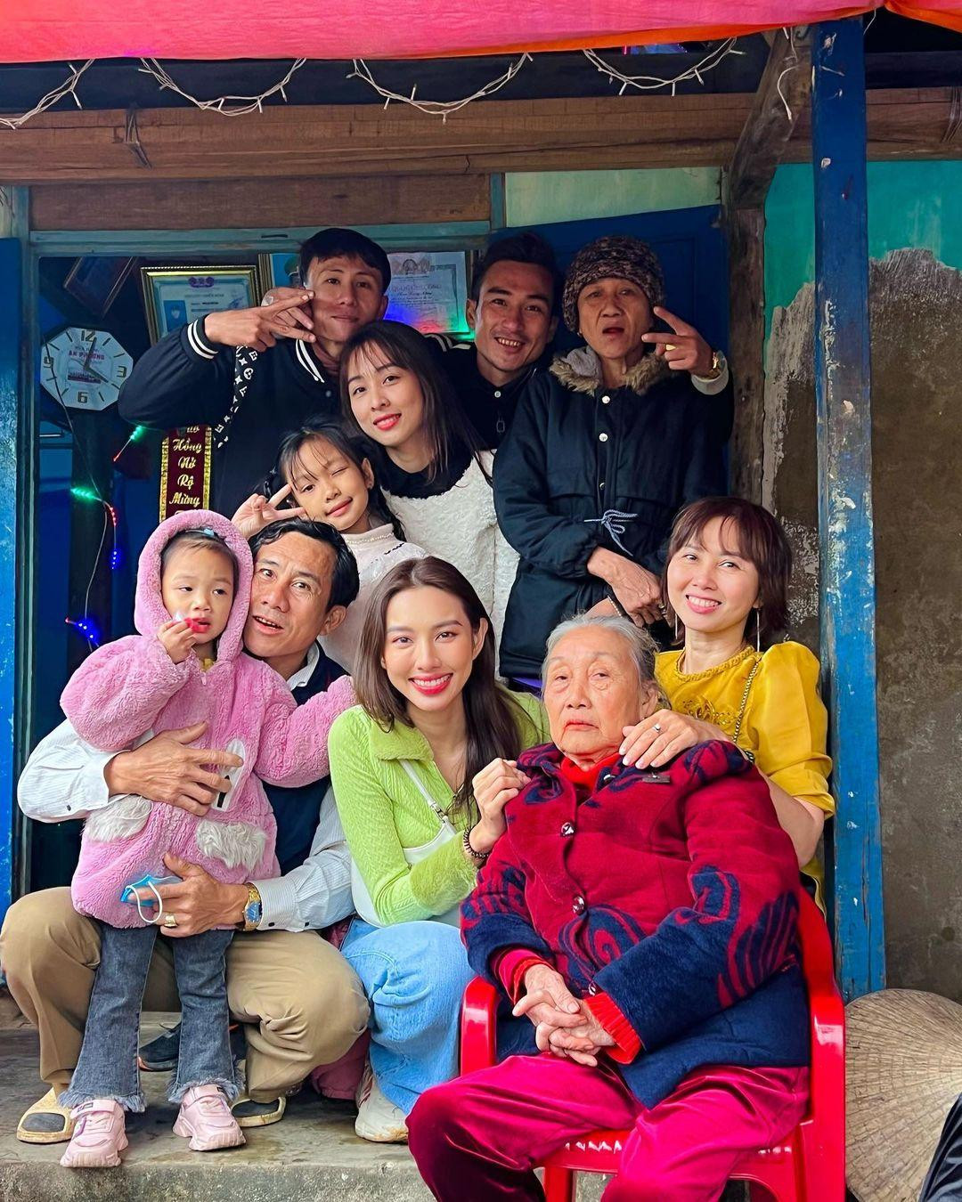 Thuỳ Tiên vui mừng khi hội ngộ gia đình trong ngày Tết.