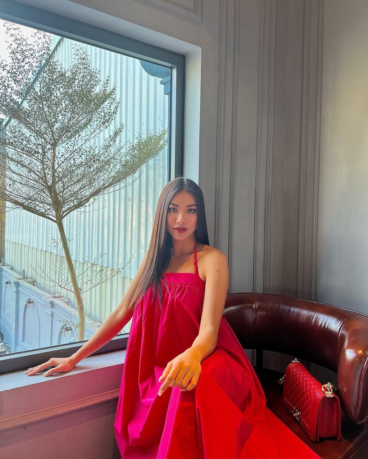 Á hậu Kim Duyên hoá nàng thơ mùa Xuân quyến rũ với bộ váy kiểu cổ yếm sexy.