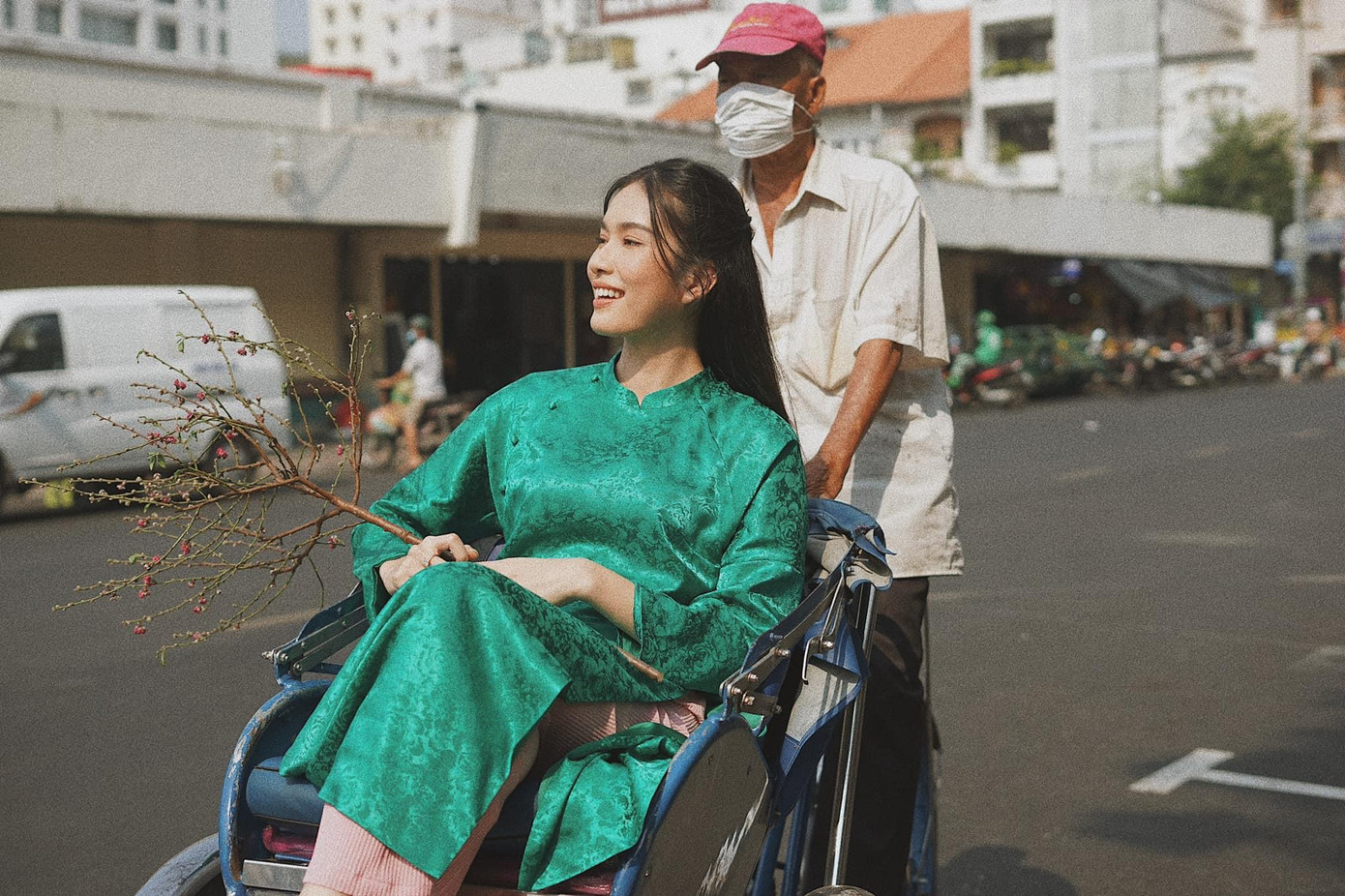 Á hậu Phương Anh hoá 'cô ba Sài Gòn' xuống phố dạo chơi ngày đầu năm.