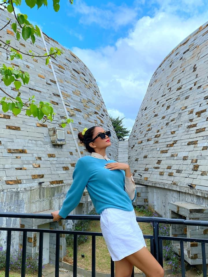 Hoa hậu H'Hen Niê vẫn sành điệu dù diện trang phục khá đơn giản. Hoa hậu H'Hen Niê vẫn sành điệu dù diện trang phục khá đơn giản.