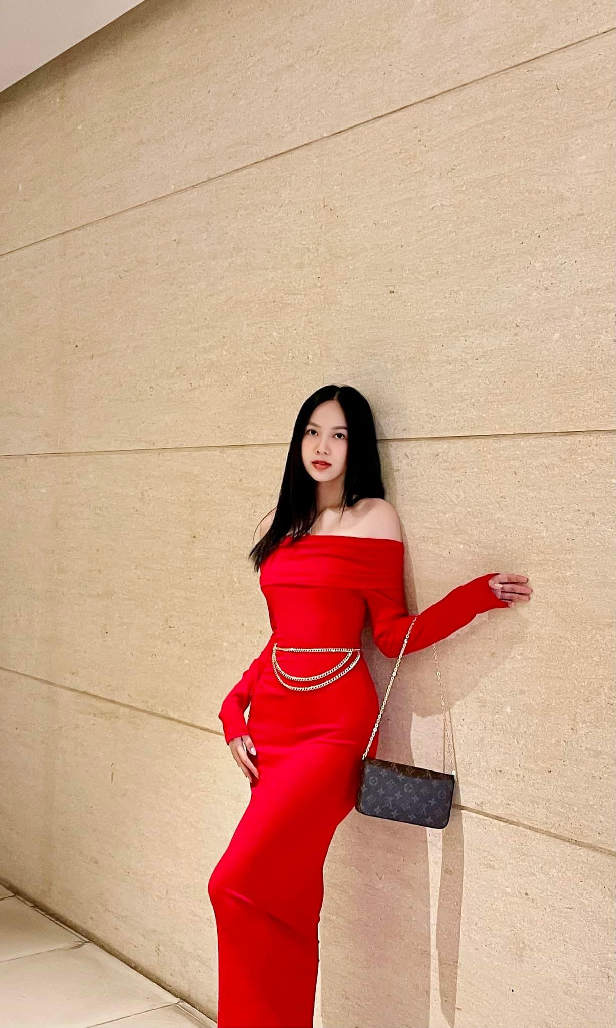 Người đẹp Top 5 HHVN 2020 Phương Quỳnh diện váy đỏ rực, trễ nải vai trần.