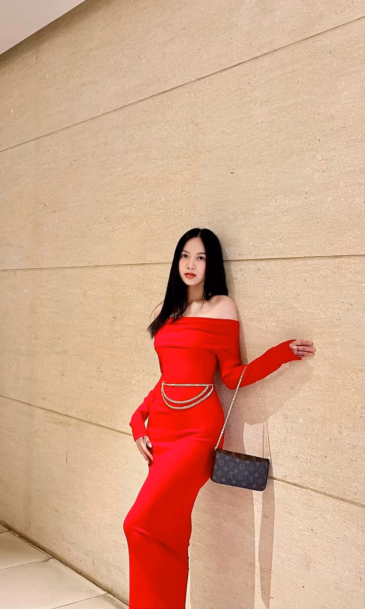 Người đẹp Top 5 HHVN 2020 Phương Quỳnh diện váy đỏ rực, trễ nải vai trần.