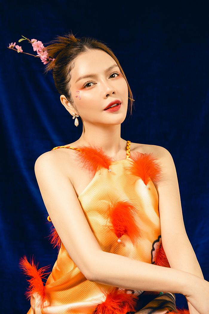 Cách trang điểm và làm tóc cầu kỳ, kèm theo những phụ kiện độc đáo khiến Lý Nhã Kỳ đẹp ma mị tựa một 'mỹ nhân cổ trang'.