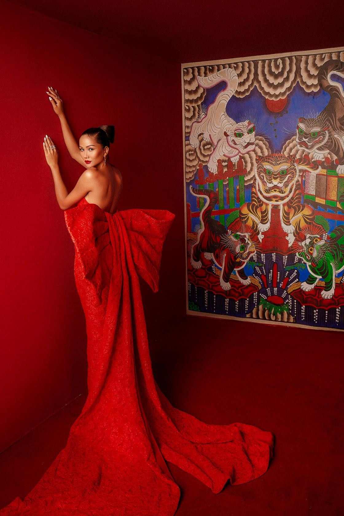 Thiết kế váy cúp ngực với kiểu dáng chiếc nơ cách điệu to bản ở phía sau mang lại vẻ bí ẩn, quyến rũ cho Hoa hậu Hoàn vũ Việt Nam 2017.