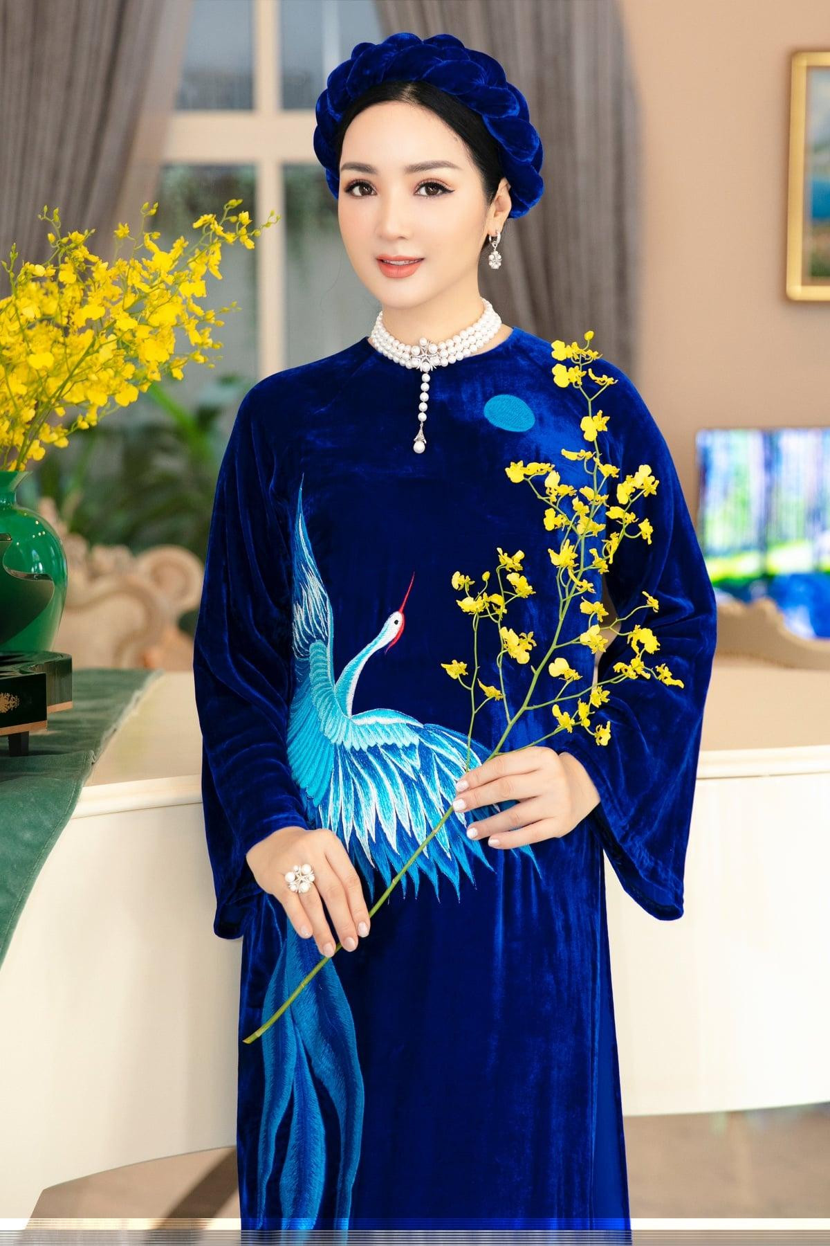 Hoa hậu Giáng My diện áo dài khăn đóng chất liệu nhung xanh, thêu hoạ tiết cầu kỳ đẹp mắt.