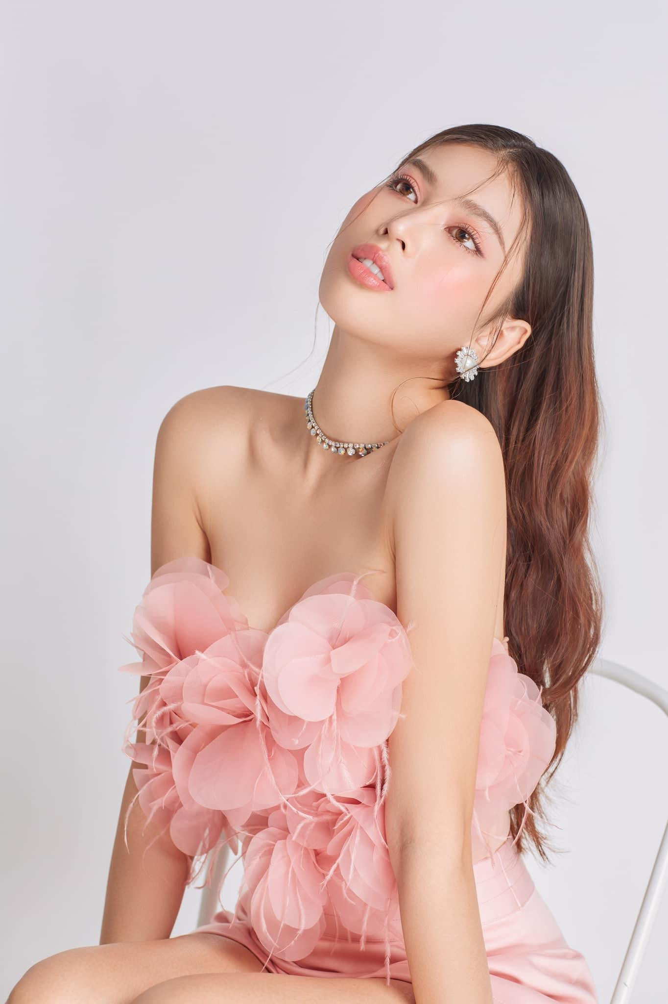 Thiết kế độc đáo giúp Á hậu Việt Nam 2020 khoe body nuột nà, quyến rũ.