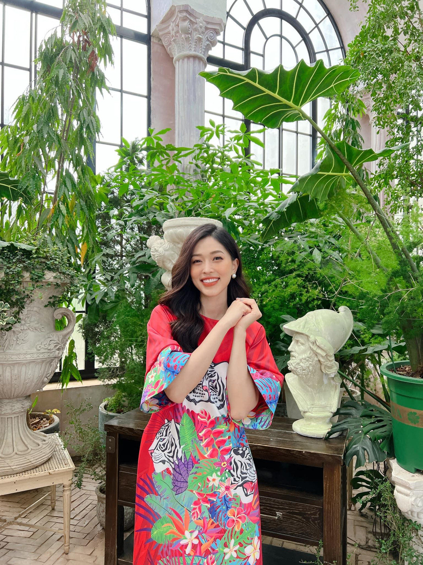 Á hậu Phương Nga mặc áo dài hoạ tiết hổ hợp với chủ đề của năm mới Nhâm Dần.