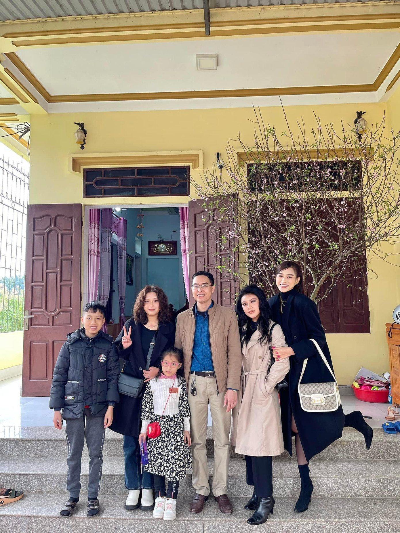 Hoa hậu Đỗ Thị Hà và bạn cũ tới chúc Tết thầy giáo trong ngày mùng 3 Tết. Hoa hậu Đỗ Thị Hà và bạn cũ tới chúc Tết thầy giáo trong ngày mùng 3 Tết.