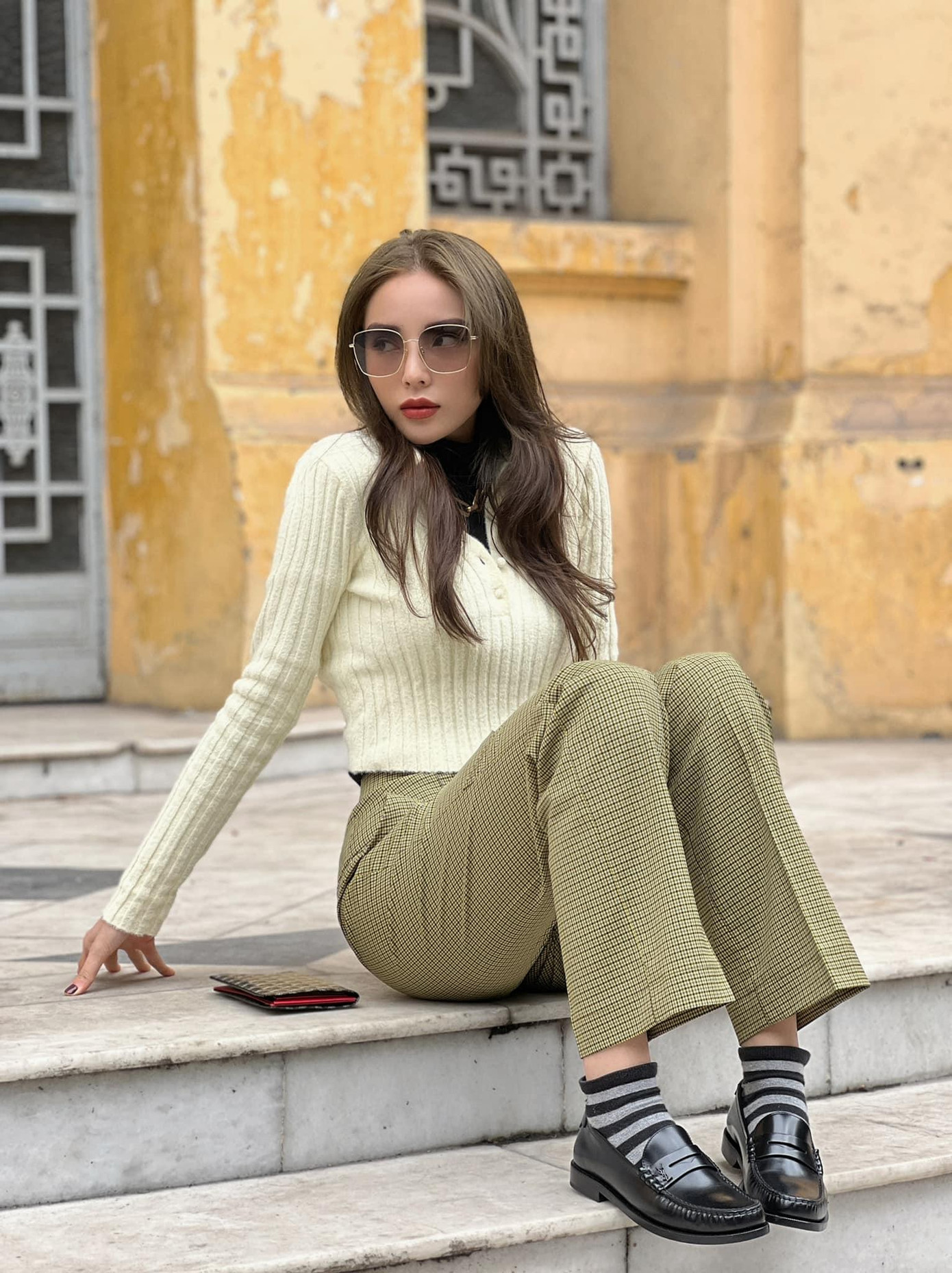 Hoa hậu Kỳ Duyên với phong cách cá tính khi đi chúc Tết ngày đầu Xuân năm mới.