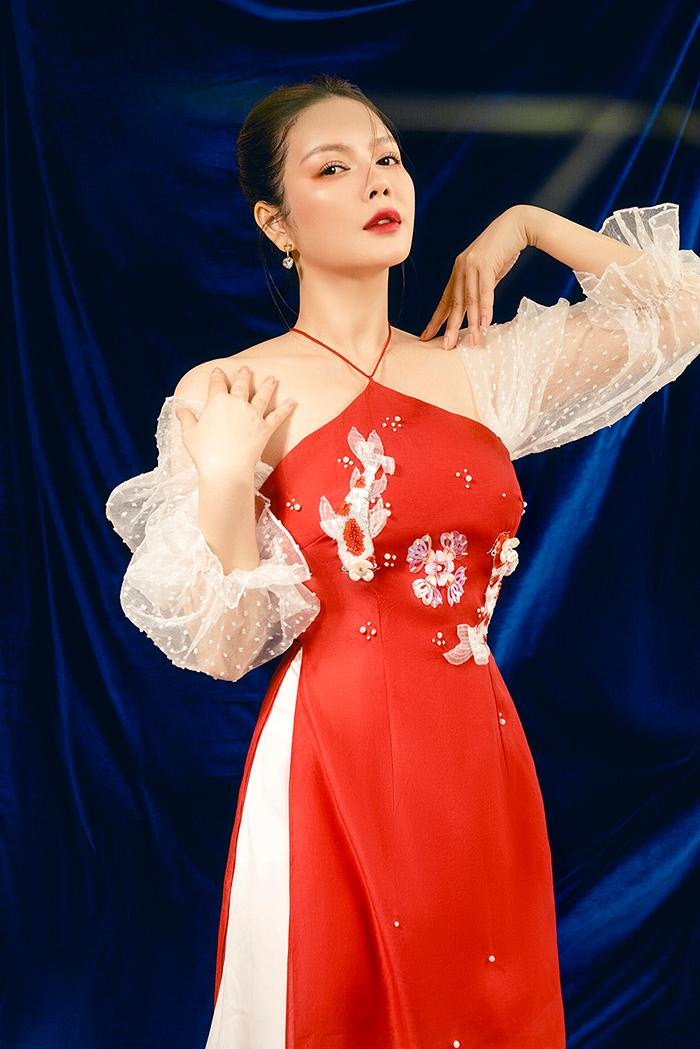 Ngoài phong cách sang trọng quý phái thì Lý Nhã Kỳ vẫn có được những nét ngọt ngào, dịu dàng, thuần khiết của phụ nữ Á Đông.