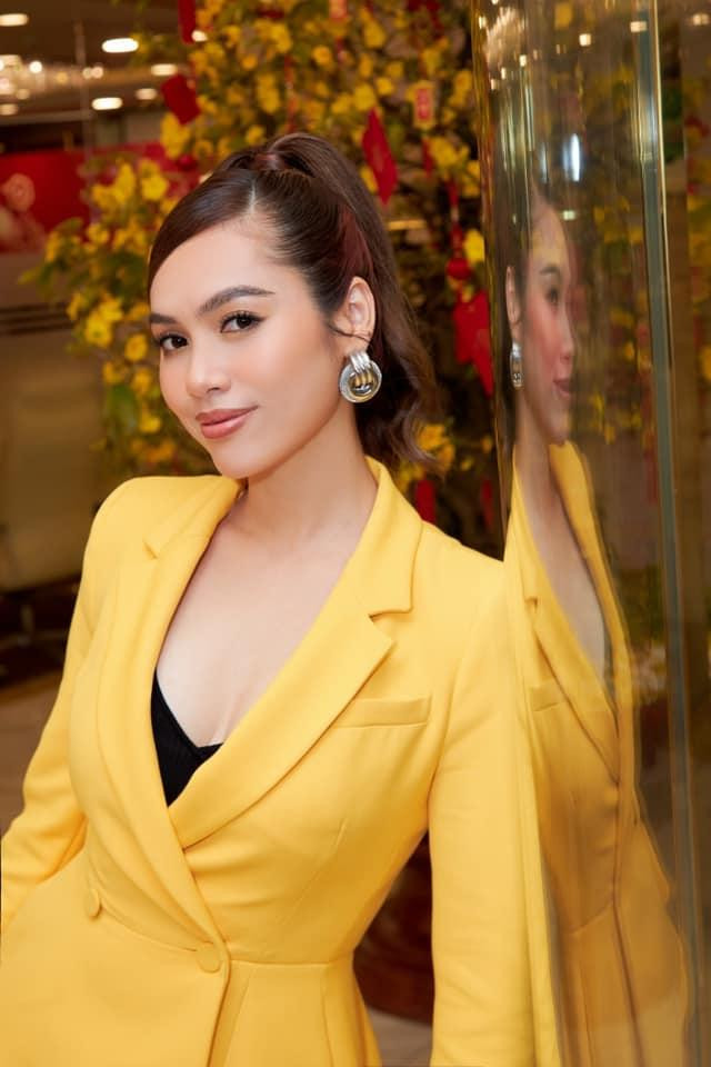 Á hậu Hoàng My diện vest tông màu vàng rực rỡ, gợi cảm khi dự sự kiện đầu năm mới.