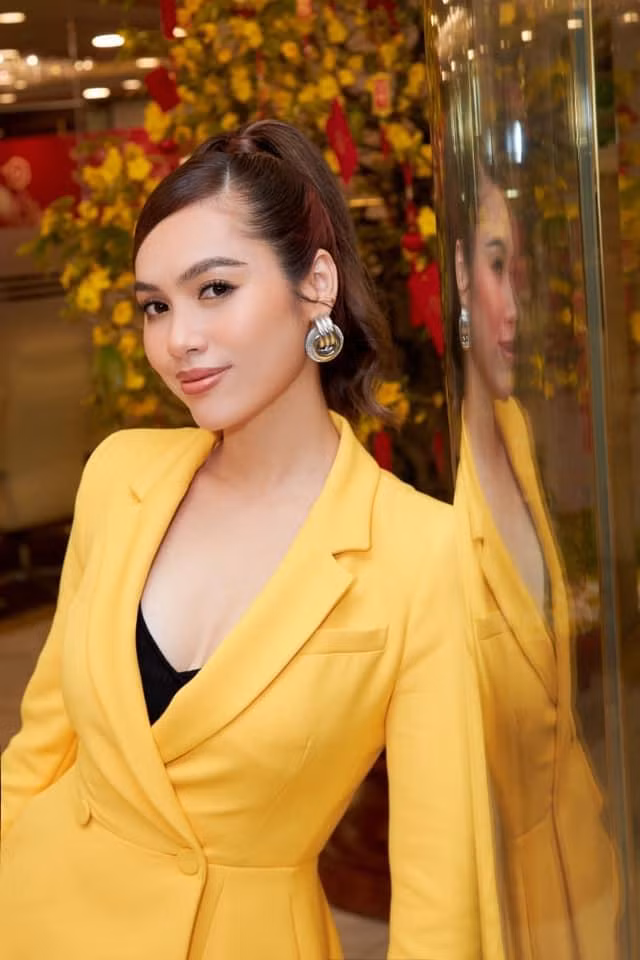 Á hậu Hoàng My diện vest tông màu vàng rực rỡ, gợi cảm khi dự sự kiện đầu năm mới.