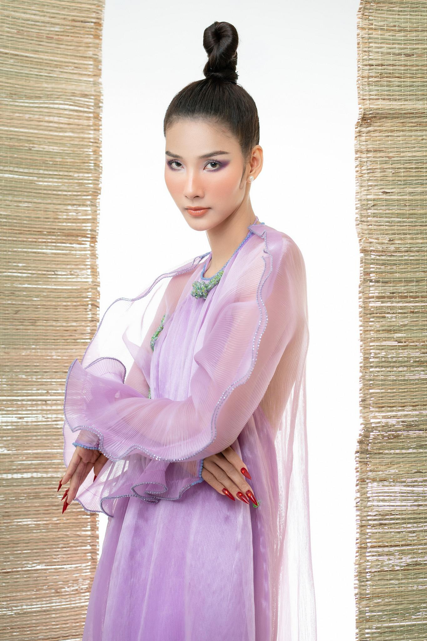 Á hậu Hoàng Thùy diện váy tông màu tím pastel, khoe nhan sắc kiêu sa tựa 'nàng Xuân'.