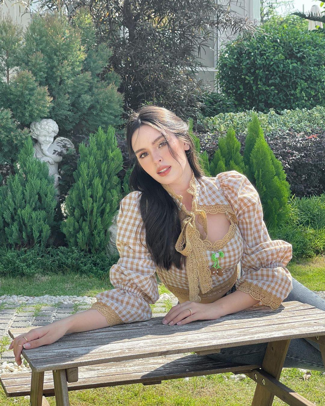 Vẻ đẹp lai đầy ngọt ngào và tri thức của Manita Farmer cũng được đánh giá là rất phù hợp với sân chơi Hoa hậu Quốc tế.