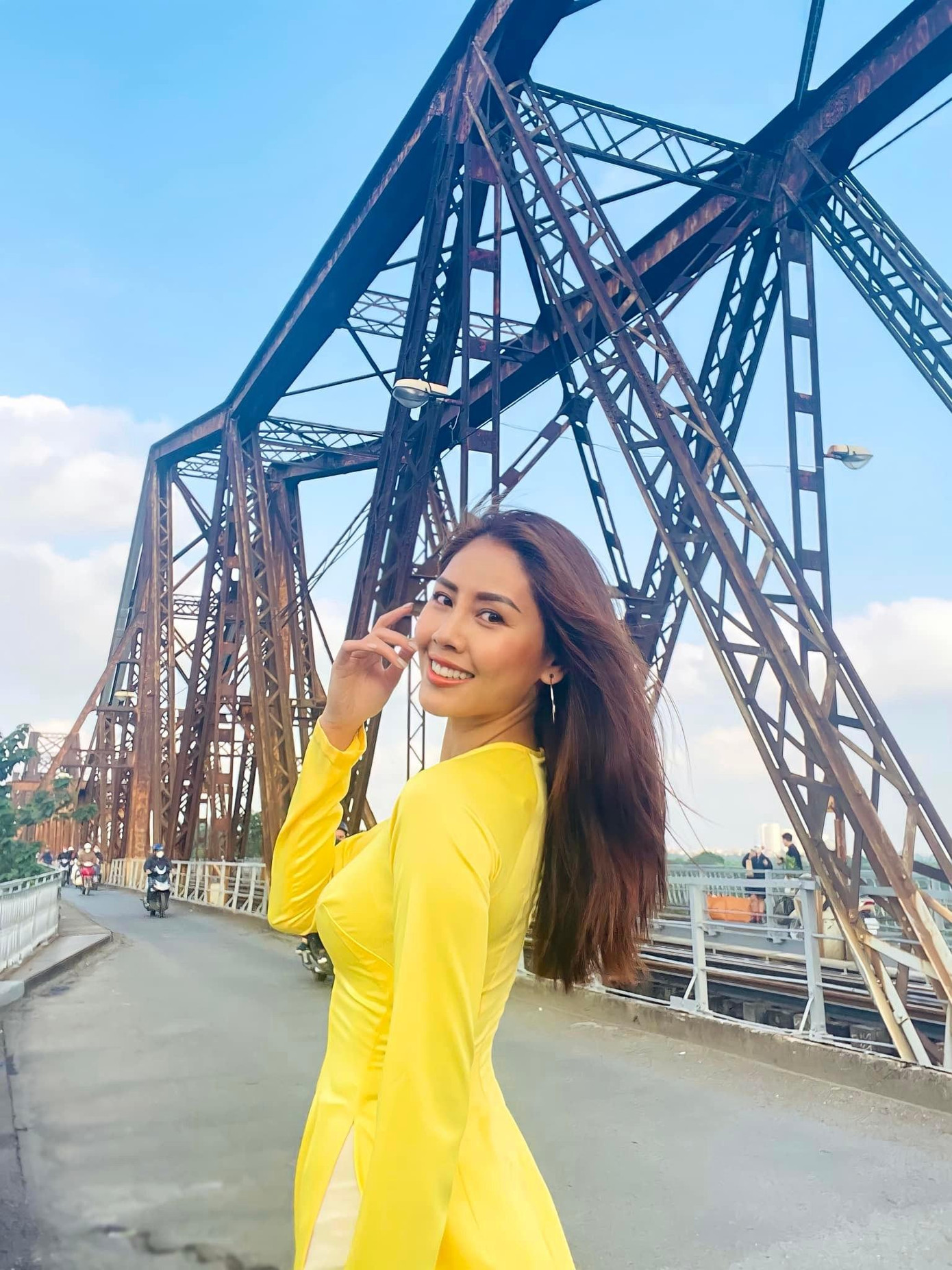 Người đẹp Biển Nguyễn Thị Loan chọn áo dài có kiểu dáng đơn giản, thanh lịch nhưng vẫn nổi bật với gam màu vàng rực rỡ.