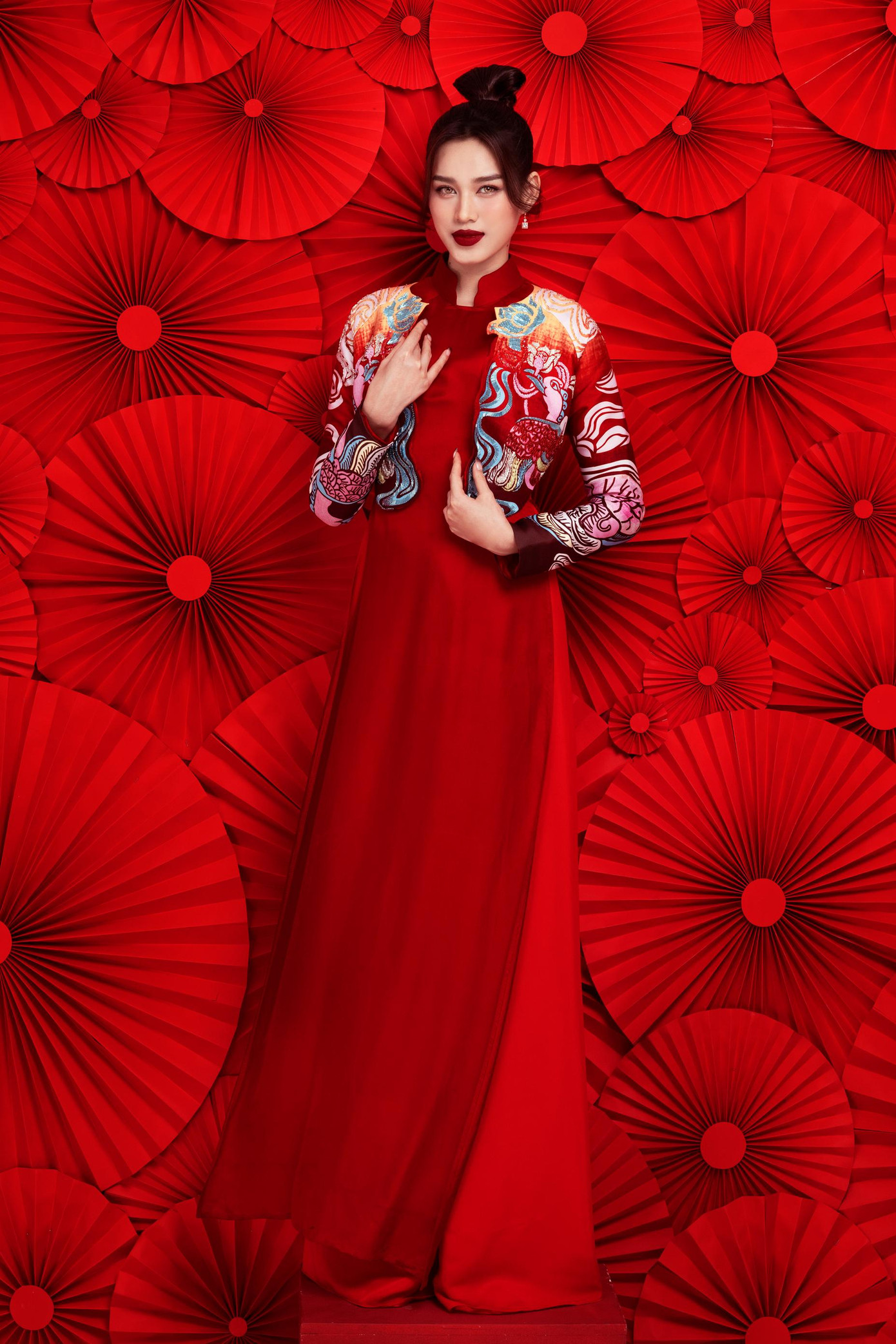 Trở về Việt Nam vào những ngày sát Tết, Hoa hậu Đỗ Thị Hà và ê-kíp vẫn kịp thực hiện một bộ ảnh để khép lại một năm 2021 đáng nhớ với nhiều kỷ niệm.