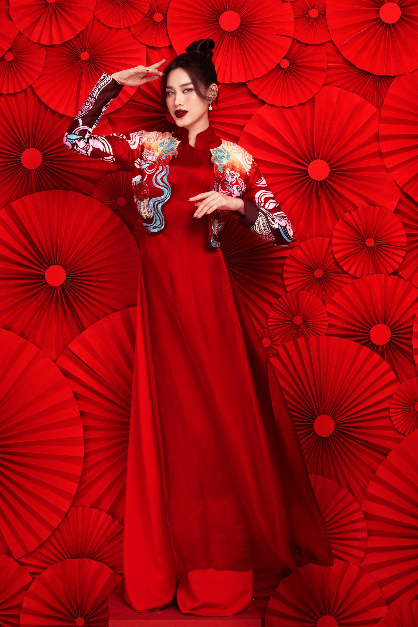 Người đẹp hoá thân thành một mỹ nhân cổ trang ma mị, kiêu sa trong những trang phục mang đậm âm hưởng truyền thống.