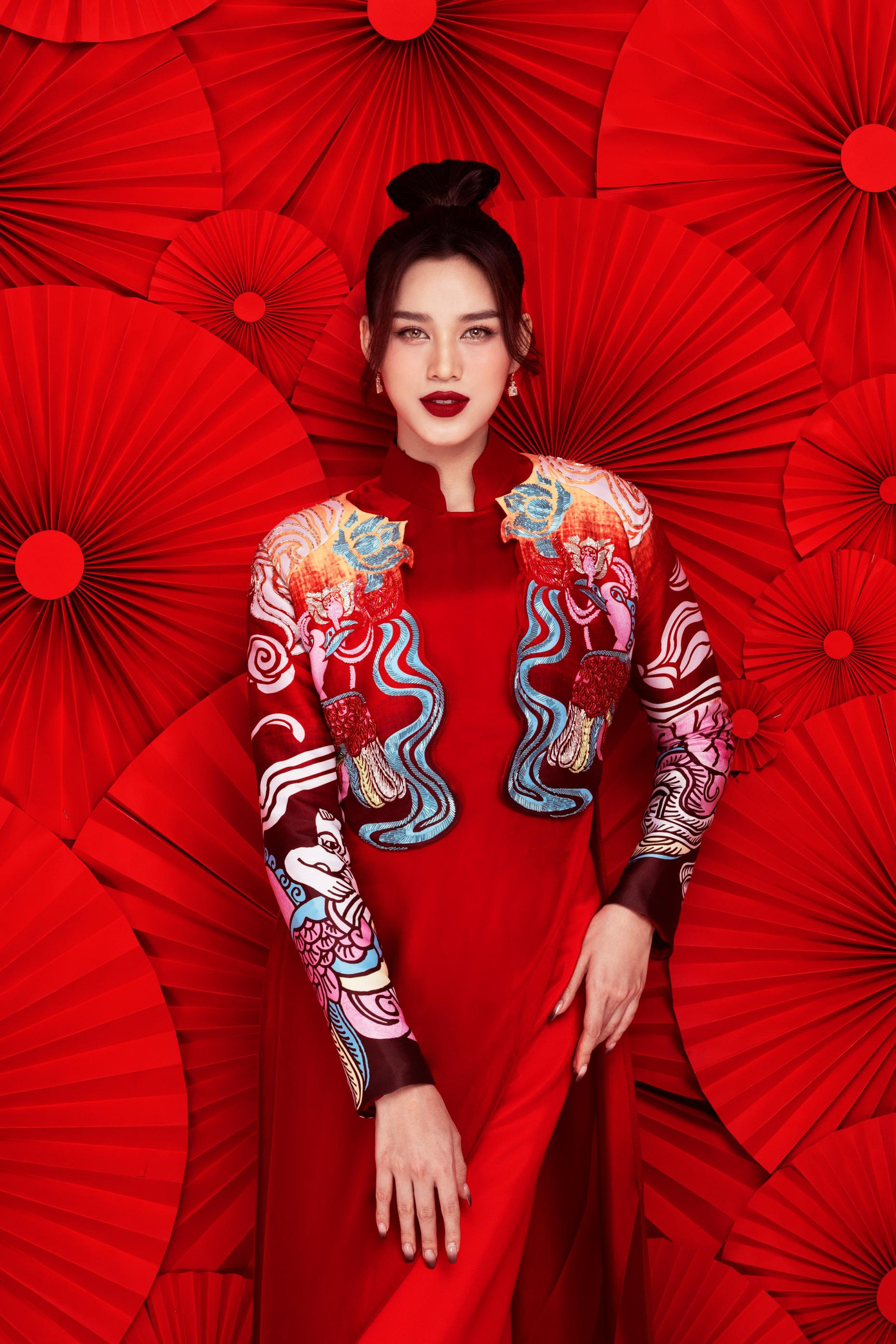 Thần thái tạo dáng chuyên nghiệp, nhan sắc cuốn hút của nàng hậu góp phần làm nổi bật lên những điểm độc đáo của trang phục.