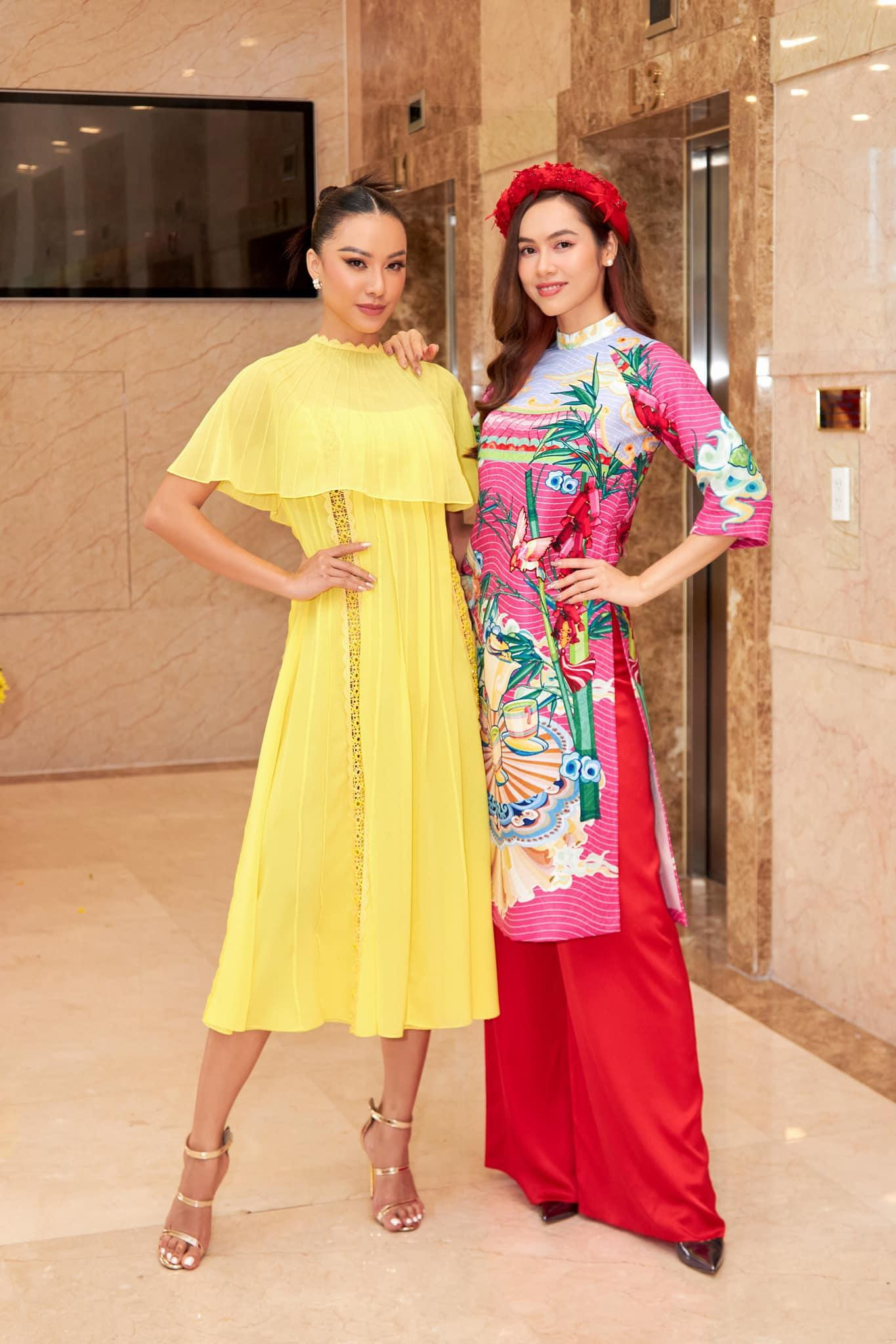 Á hậu Hoàng My đọ dáng với Á hậu Kim Duyên tại sự kiện.