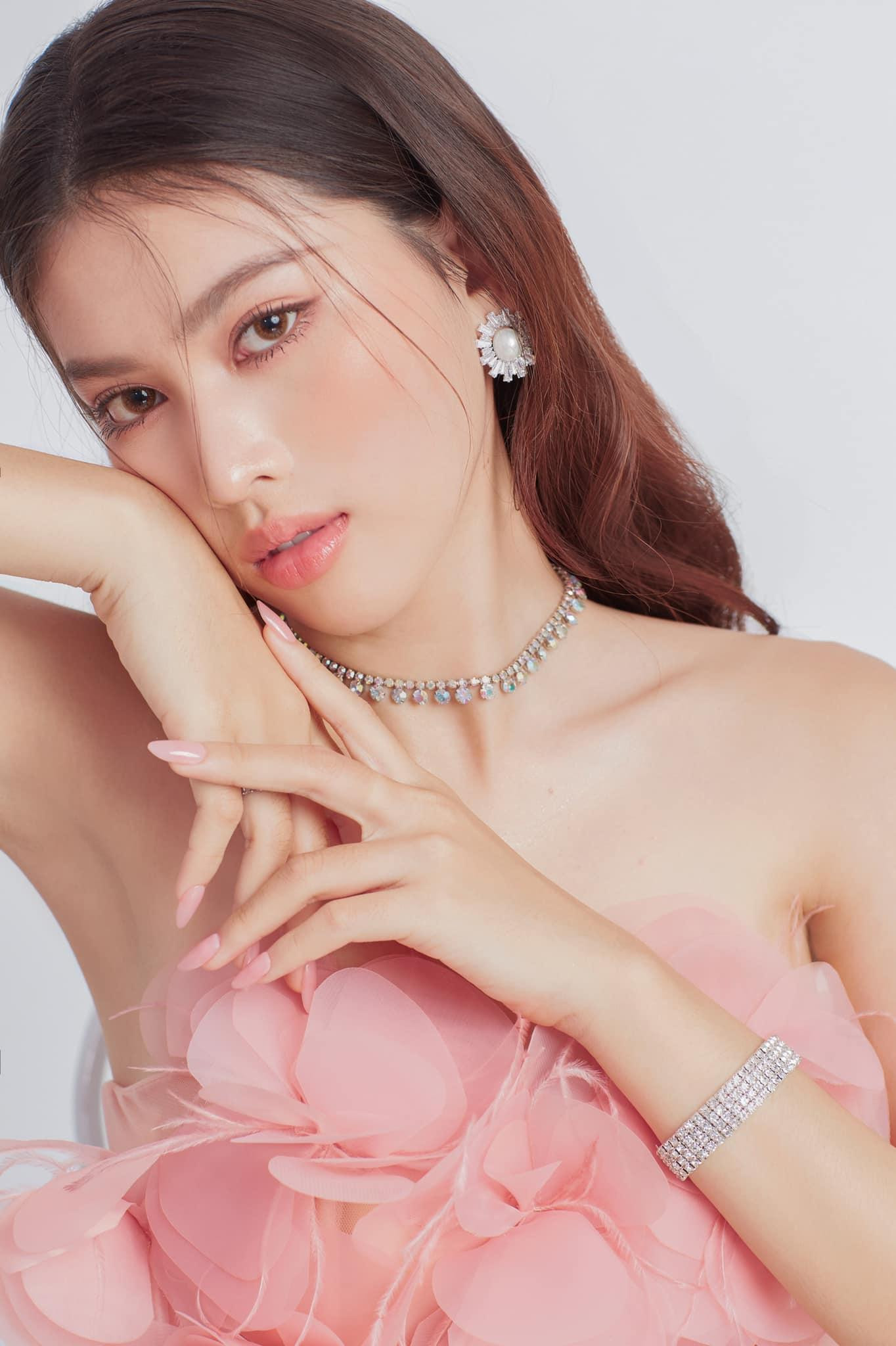 Á hậu Ngọc Thảo hoá nàng Xuân yêu kiều với tông màu hồng ngọt ngào.