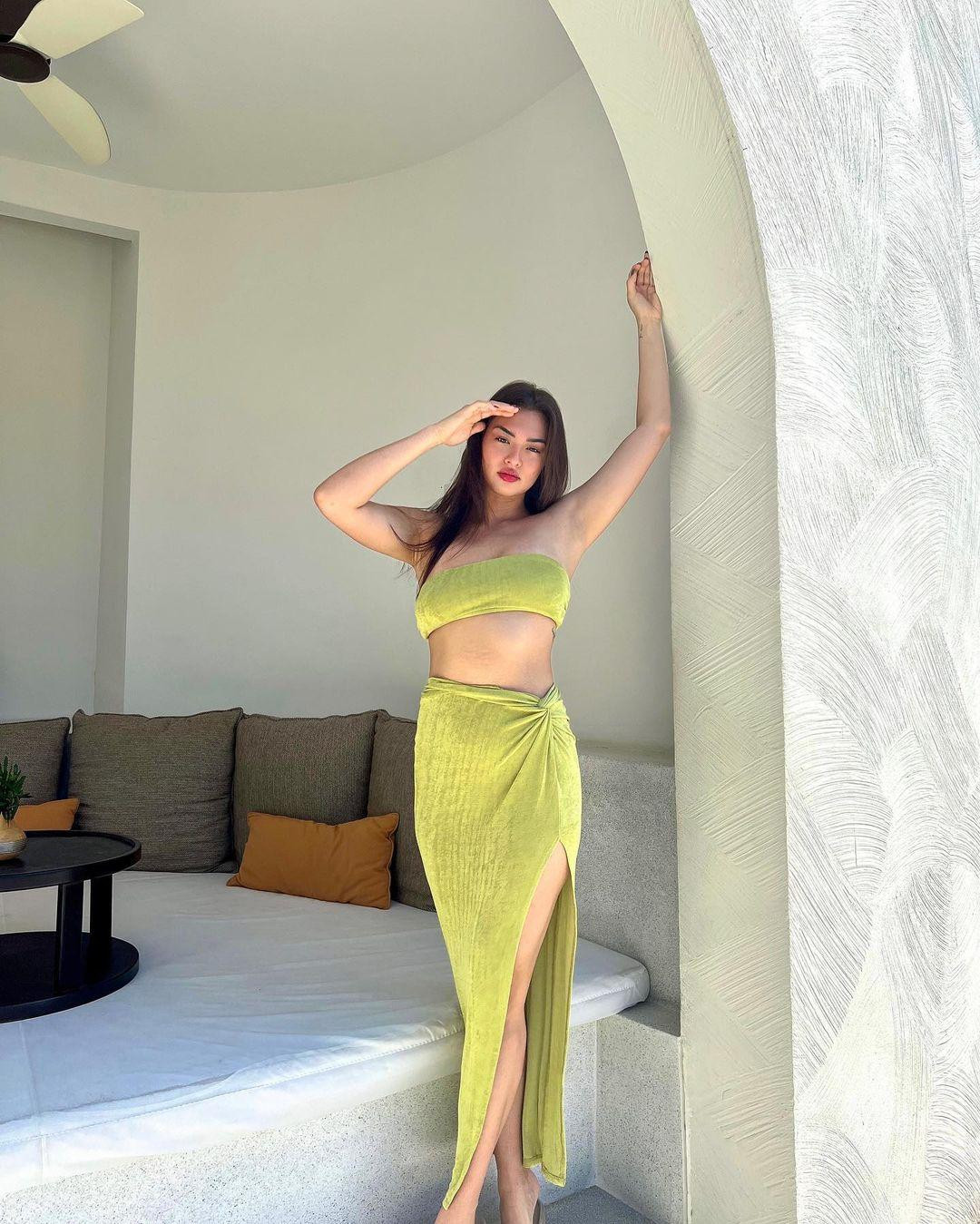 "Tôi đã nhận rất nhiều những bình luận tiêu cực vì vóc dáng của mình và việc không lọt vào chung kết Miss Universe 2021. Họ đổ lỗi cho ngoại hình ngoại cỡ của tôi chính là nguyên nhân khiến Thái Lan trắng tay tại đấu trường nhan sắc này. Điều này khiến tôi tổn thương và thất vọng sâu sắc" - Anchilee chia sẻ.