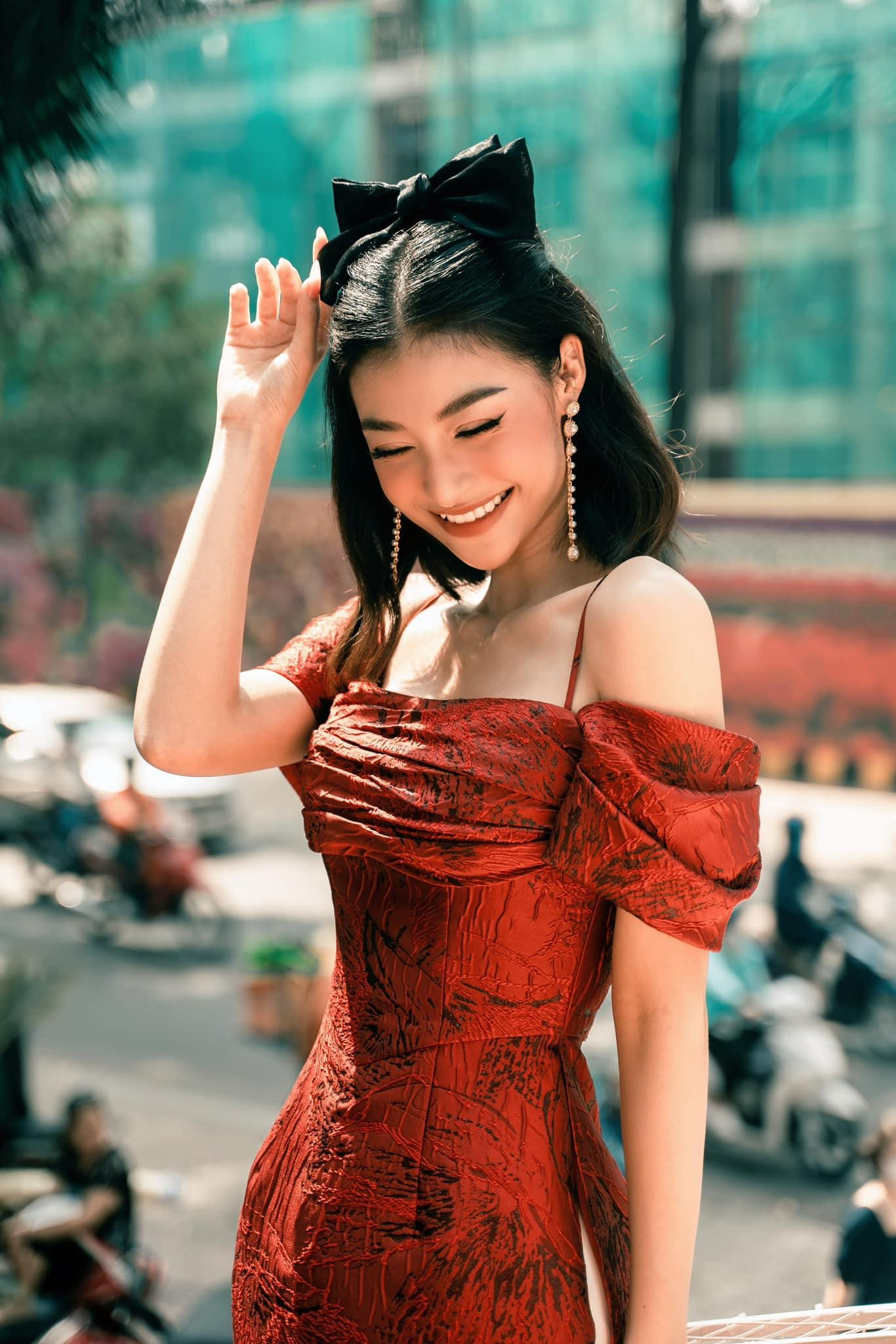 Á hậu Kiều Loan khoe nhan sắc yêu kiều với bộ váy trễ nải vai trần quyến rũ. Á hậu Kiều Loan khoe nhan sắc yêu kiều với bộ váy trễ nải vai trần quyến rũ.