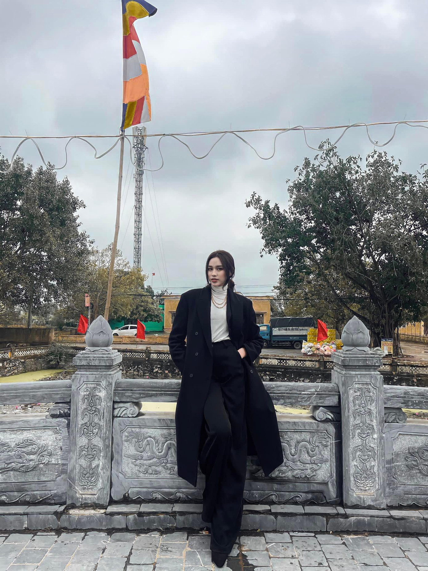 Năm nay về quê đón Tết trong không khí lạnh tăng cường nên Đỗ Thị Hà không có dịp mặc những bộ váy rực rỡ, quyến rũ.