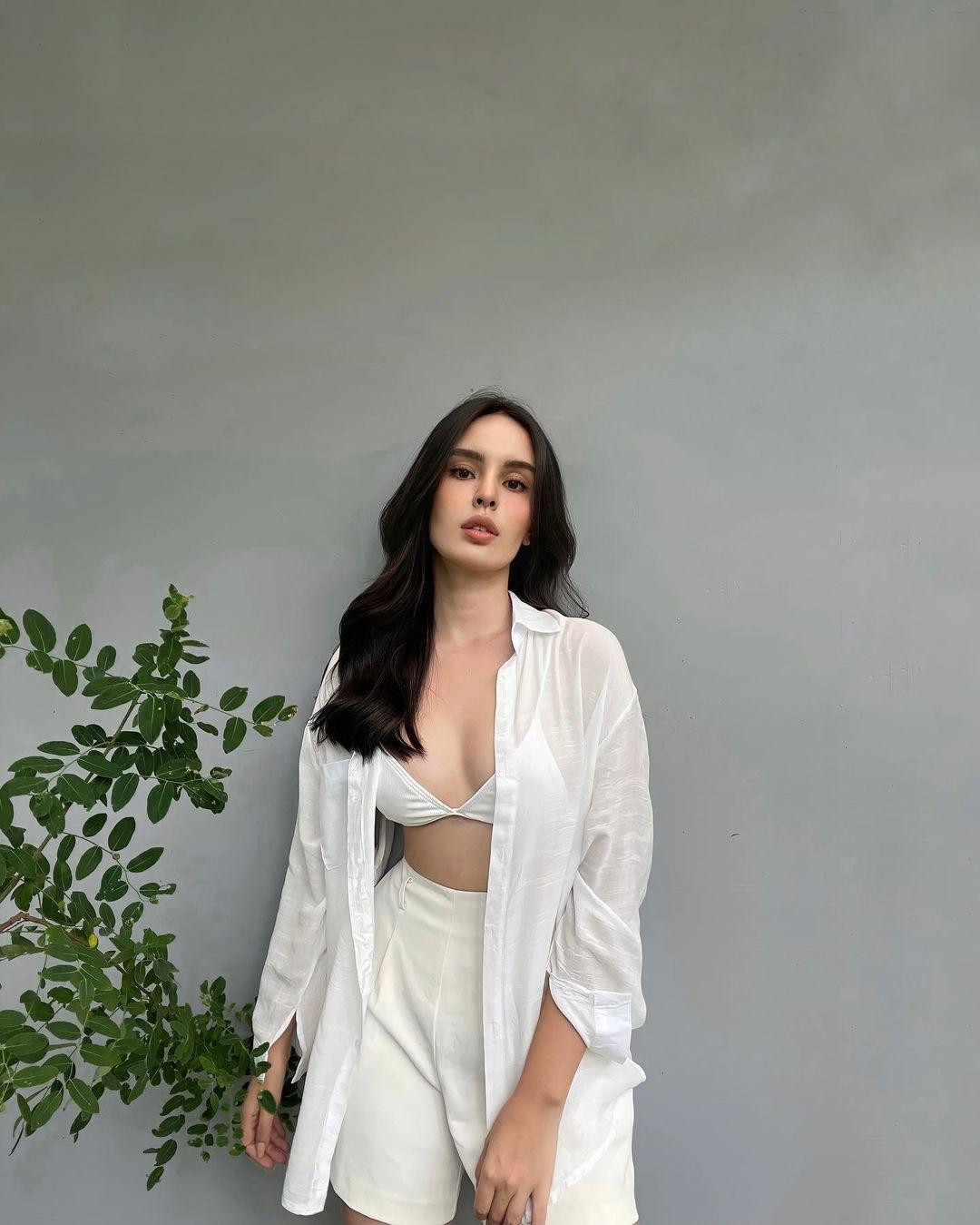 Đương kim Hoa hậu Quốc tế 2019 cũng đang là một mỹ nhân đến từ Thái Lan Sireethorn Leearamwat.