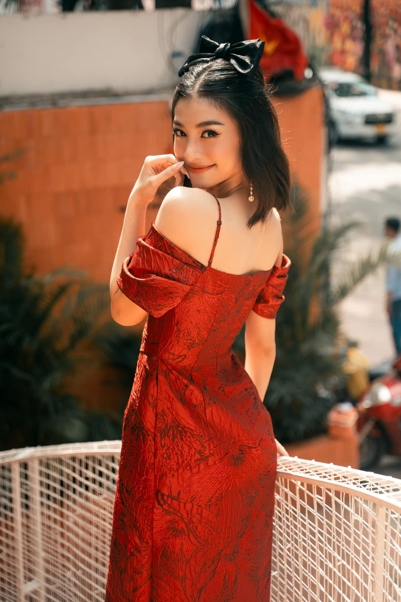 Á hậu Kiều Loan diện váy đỏ rực, khoe trọn vai trần quyến rũ.