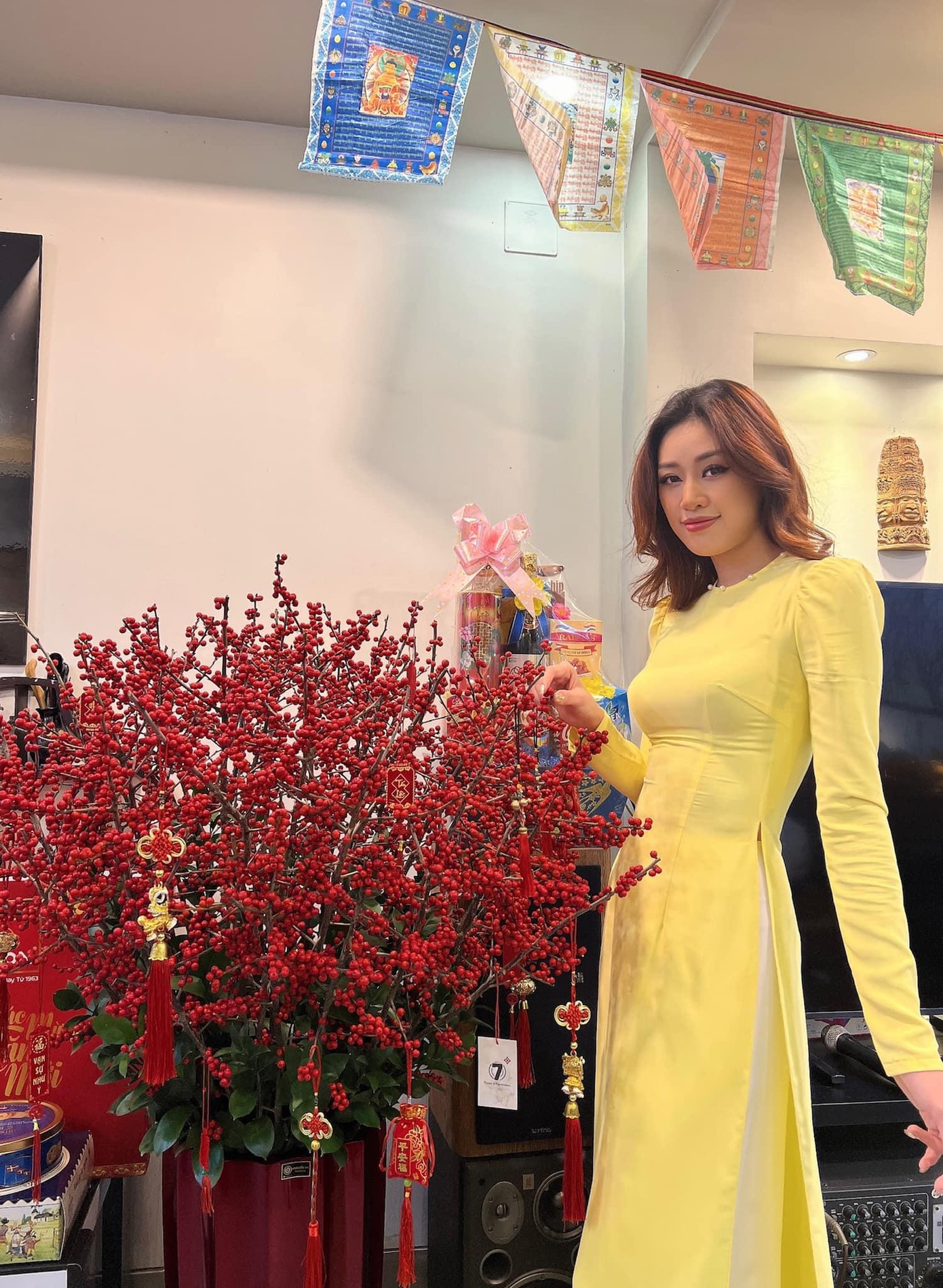 Hoa hậu Khánh Vân hoá nàng Xuân xinh đẹp khi diện áo dài vàng rực rỡ.