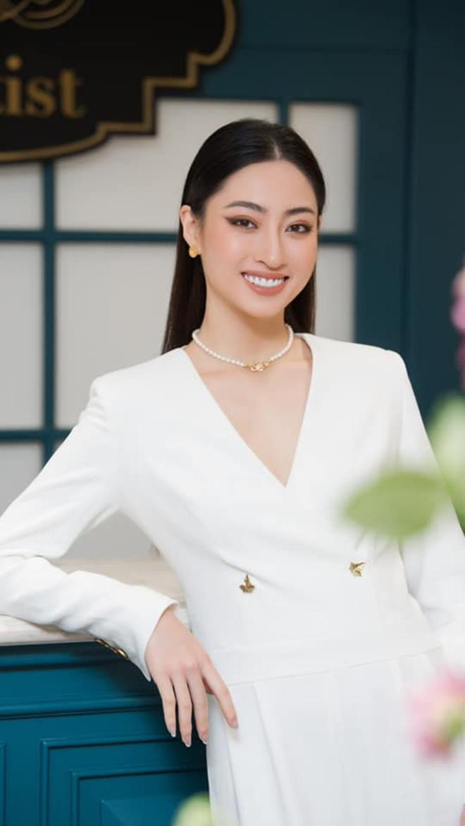 Hoa hậu Lương Thùy Linh diện váy trắng có thiết kế cổ chữ V quyến rũ.