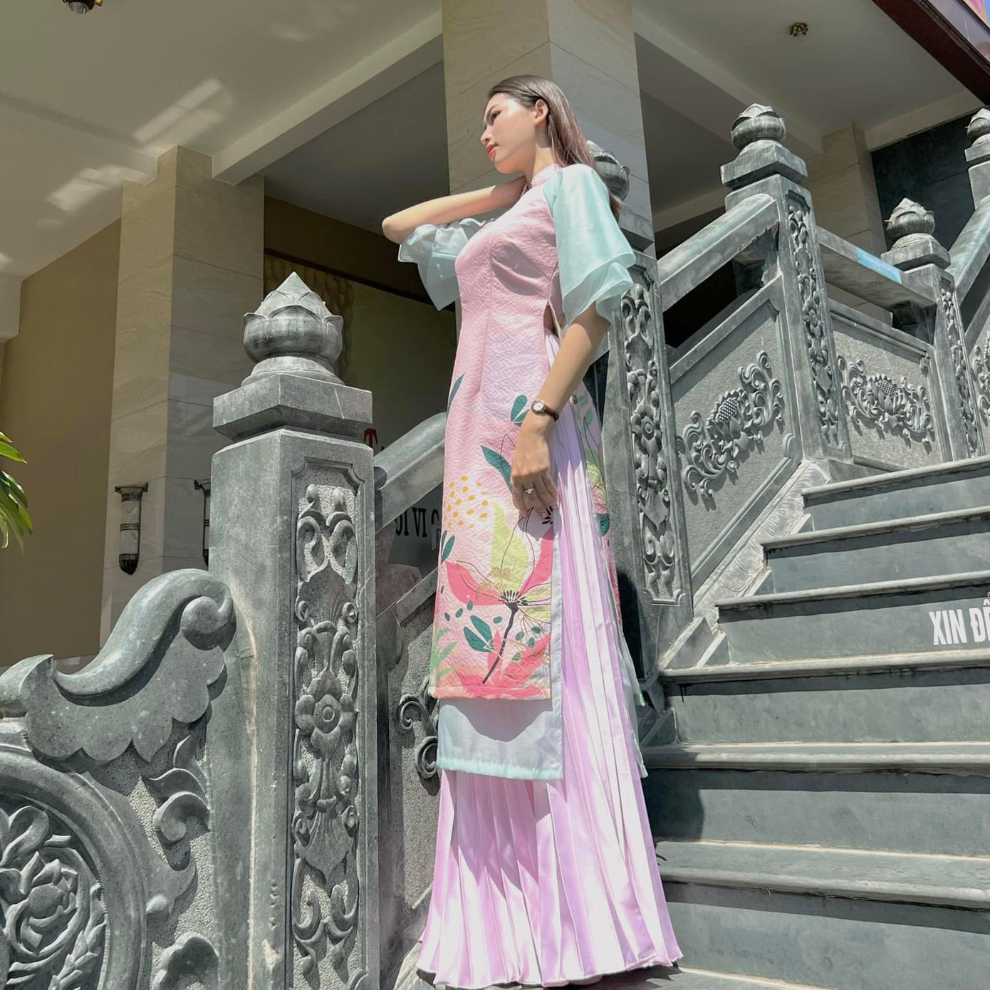 Thiết kế mớ ba mớ bảy với những hoạ tiết đẹp mắt trên thân áo.