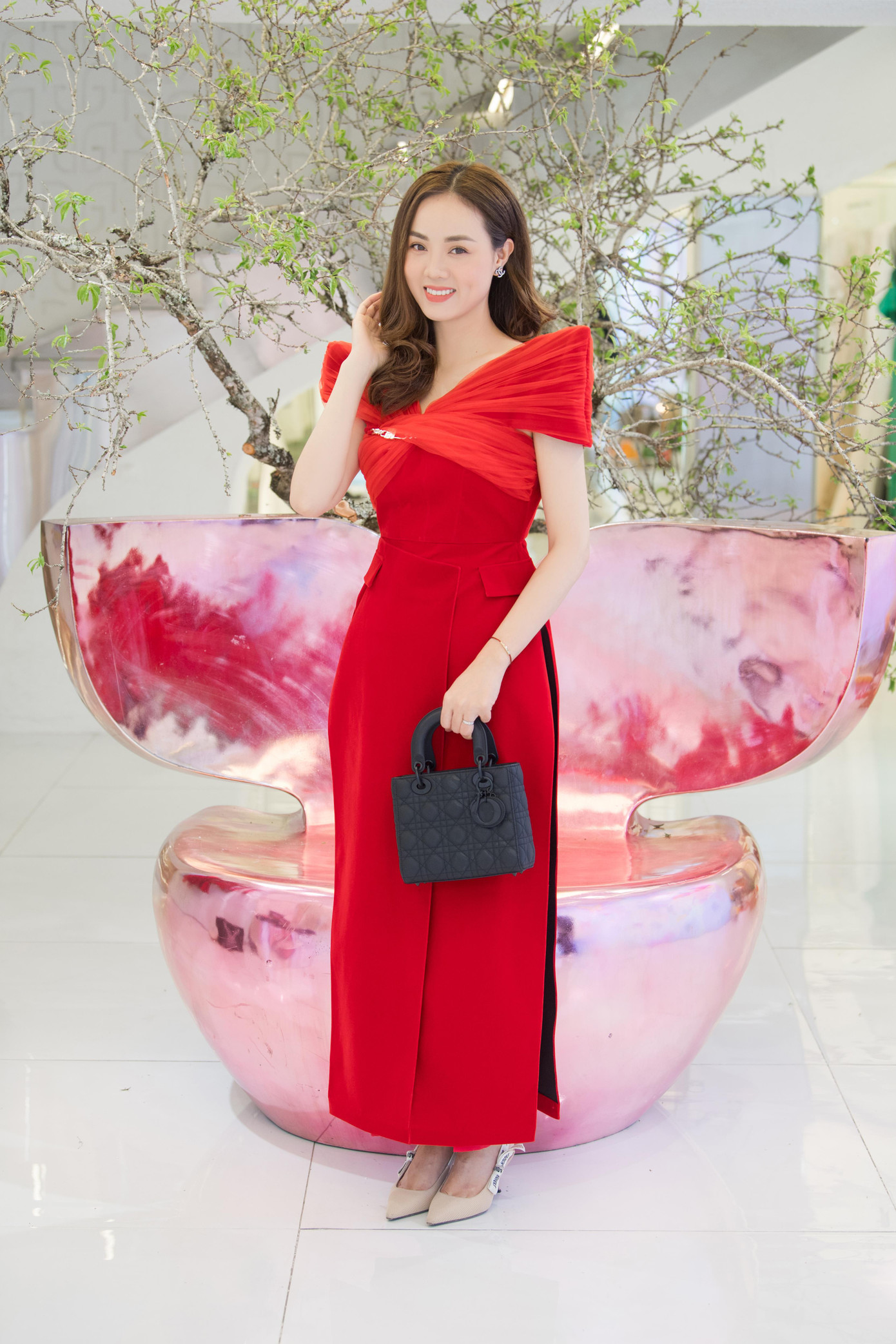 Gần như suốt năm qua, Ngọc Hà không xuất hiện vì phải chăm sóc cho NSND Công Lý sau khi anh bất ngờ bị ngã và phải nhập viện.