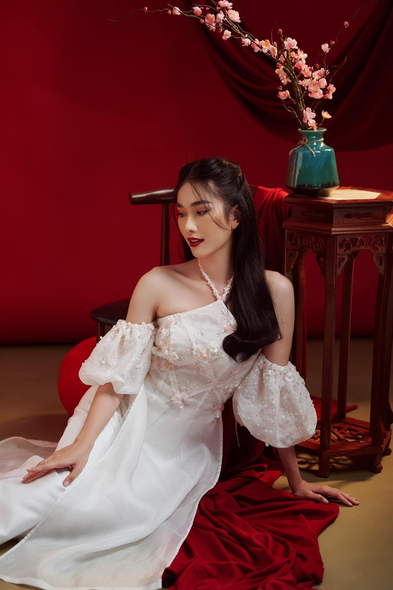 Người đẹp diện áo dài có thiết kế kiểu cổ yếm khoe trọn bờ vai thon thả và quyến rũ. Người đẹp diện áo dài có thiết kế kiểu cổ yếm khoe trọn bờ vai thon thả và quyến rũ.