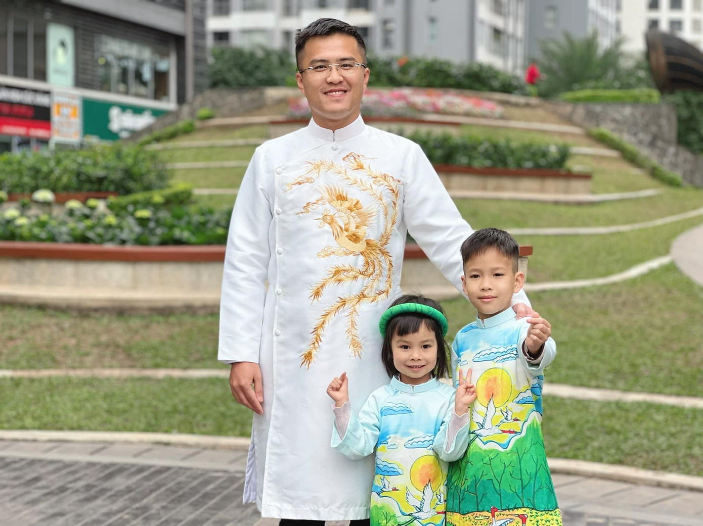 Phú Đạt kém Ngọc Hân một tuổi và từng có nhiều năm công tác tại nước ngoài trước khi trở về Việt Nam.