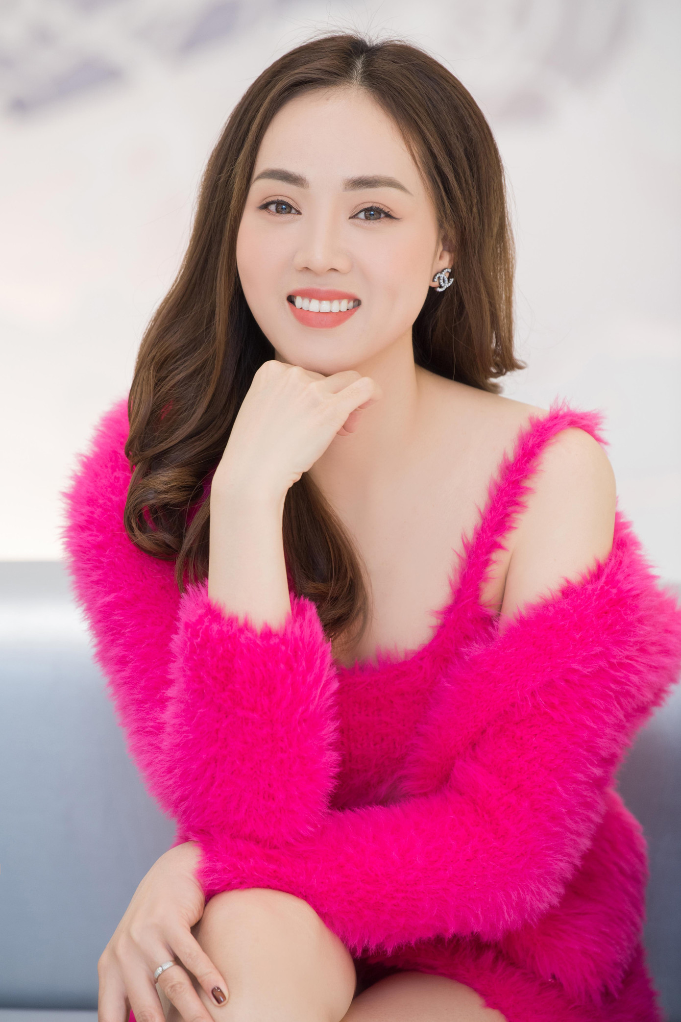 Trong những ngày đầu năm mới, bà xã của NSND Công Lý khoe nhan sắc xinh đẹp và yêu kiều trong bộ ảnh mới.