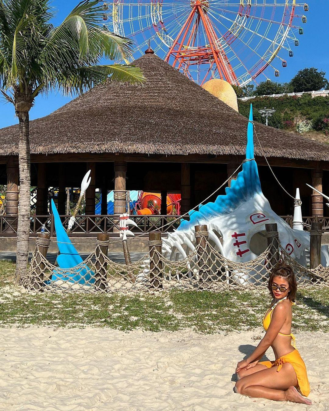 Cô cũng là một trong những người đẹp rất đắt show trong showbiz.