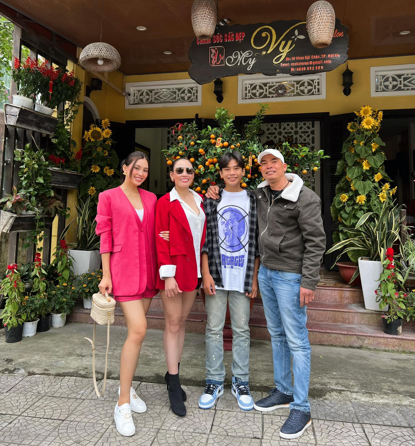 Hoa hậu Tiểu Vy chọn cả 'cây hồng' nổi bật khi chụp ảnh cùng gia đình trong ngày mùng 1.