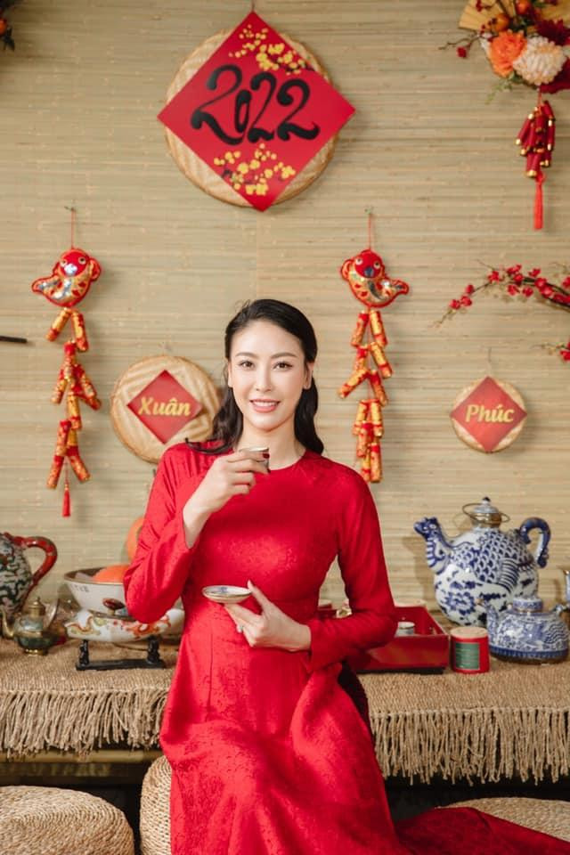 Hoa hậu Hà Kiều Anh đẹp rực rỡ ngày đầu năm mới với áo dài đỏ rực.