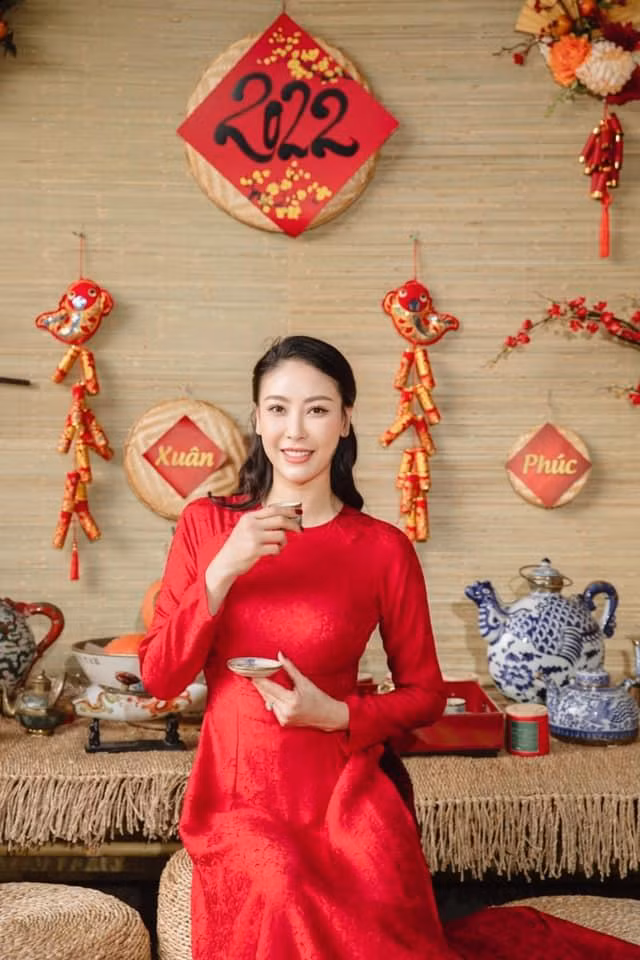 Hoa hậu Hà Kiều Anh đẹp rực rỡ ngày đầu năm mới với áo dài đỏ rực.